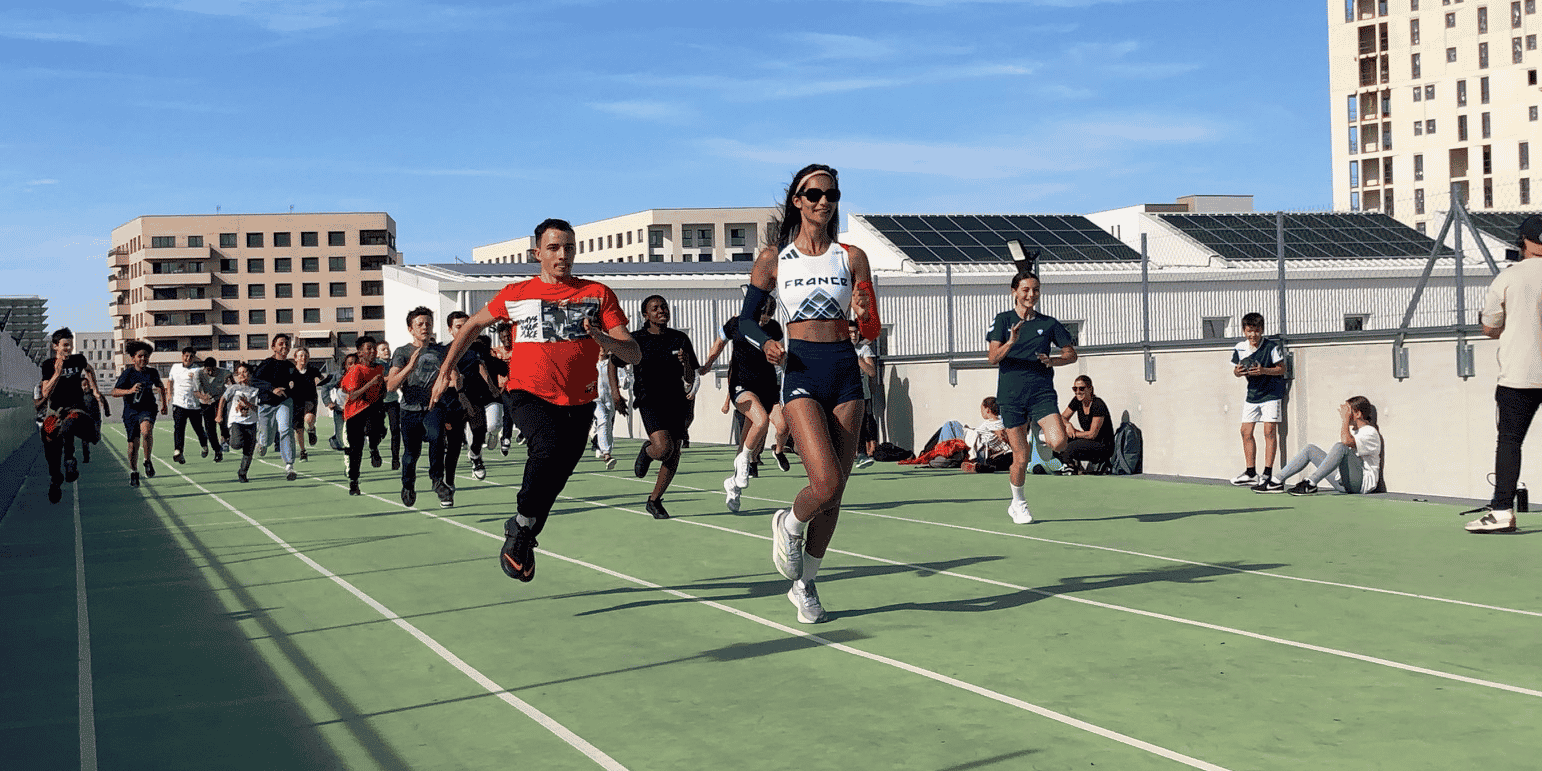 La sprinteuse Célia Terki, qui prépare les Jeux paralympiques, devant les élèves du collège Belcier à Bordeaux.