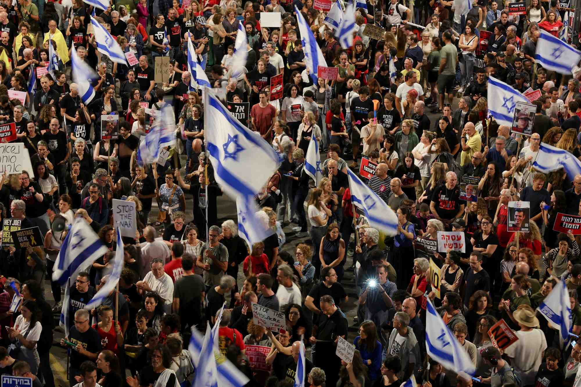 Des personnes participent a une manifestation contre le gouvernement du premier ministre israelien benjamin netanyahu, a tel aviv