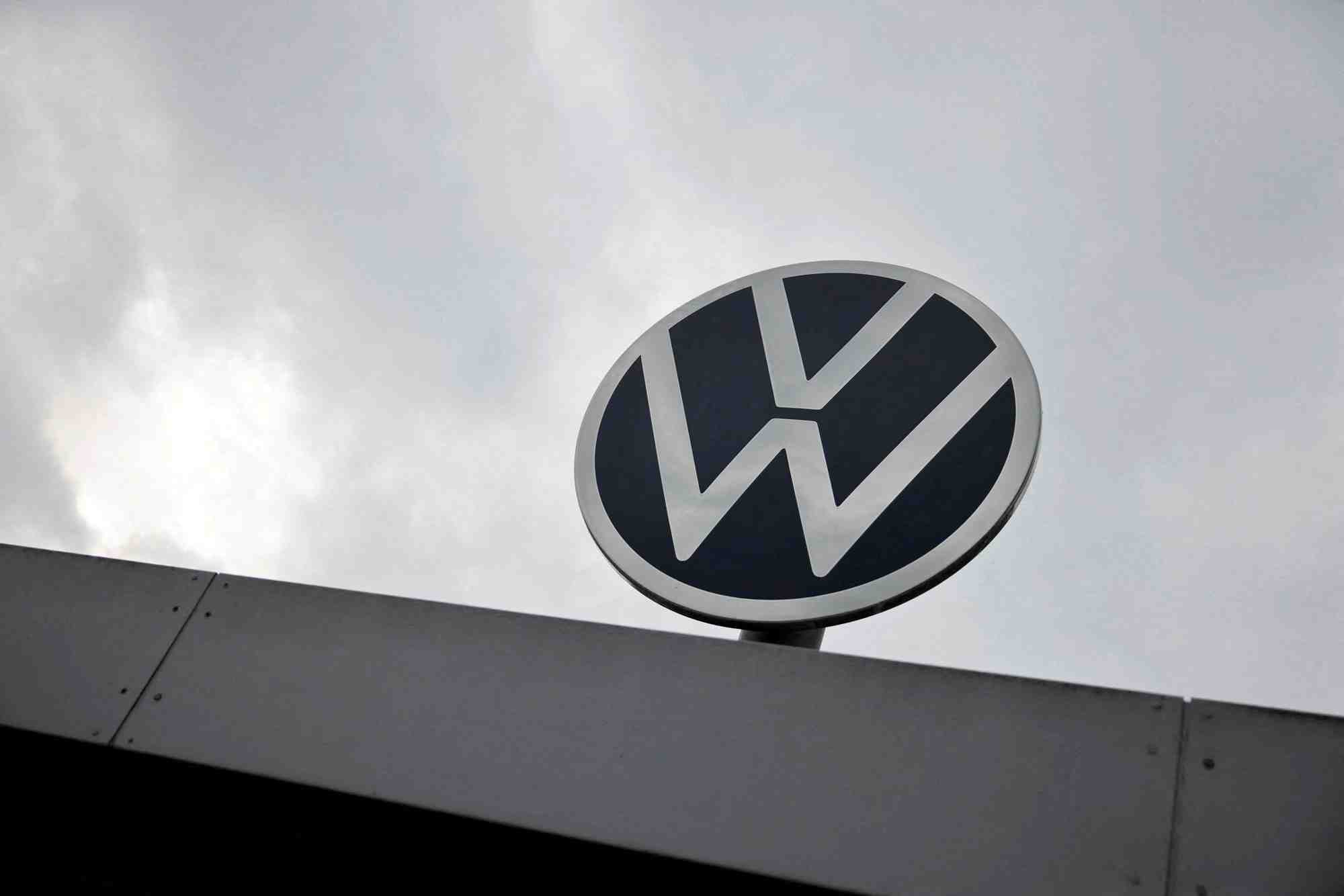 Un logo vw au siege de l'entreprise a wolfsburg