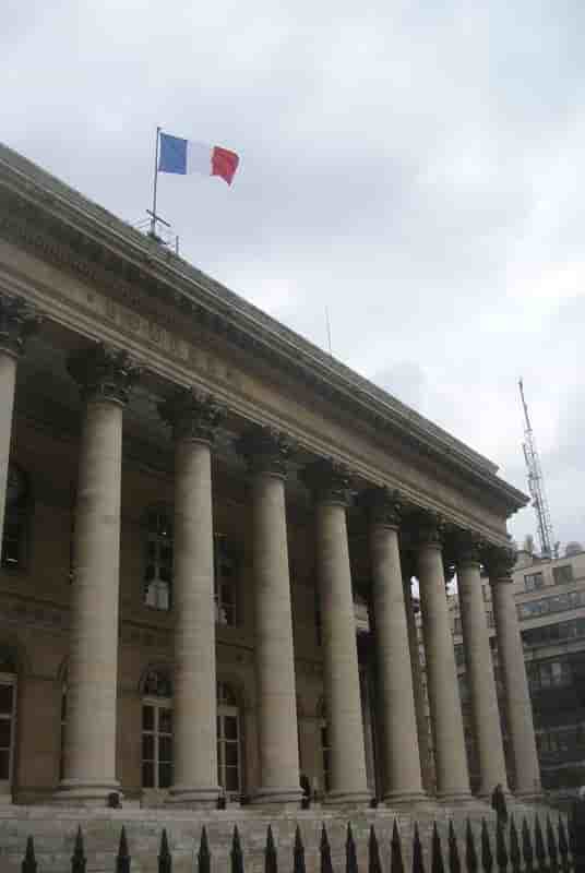 La bourse de paris termine en hausse de 1,36%