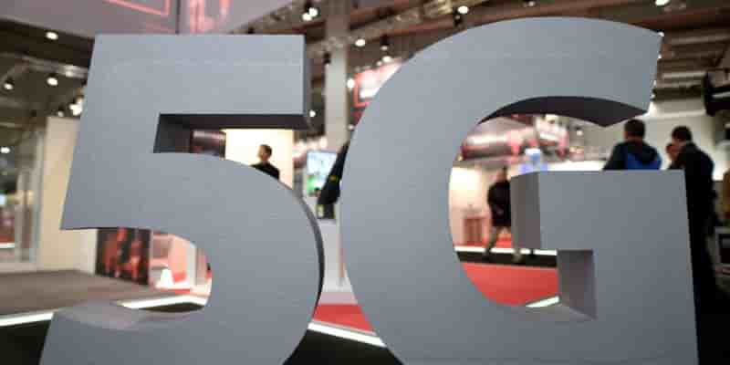 Selon la Fédération française des télécommunications, la 5G permettra de télécharger des données 10 fois plus rapidement que la 4G et sera également beaucoup plus fiable.