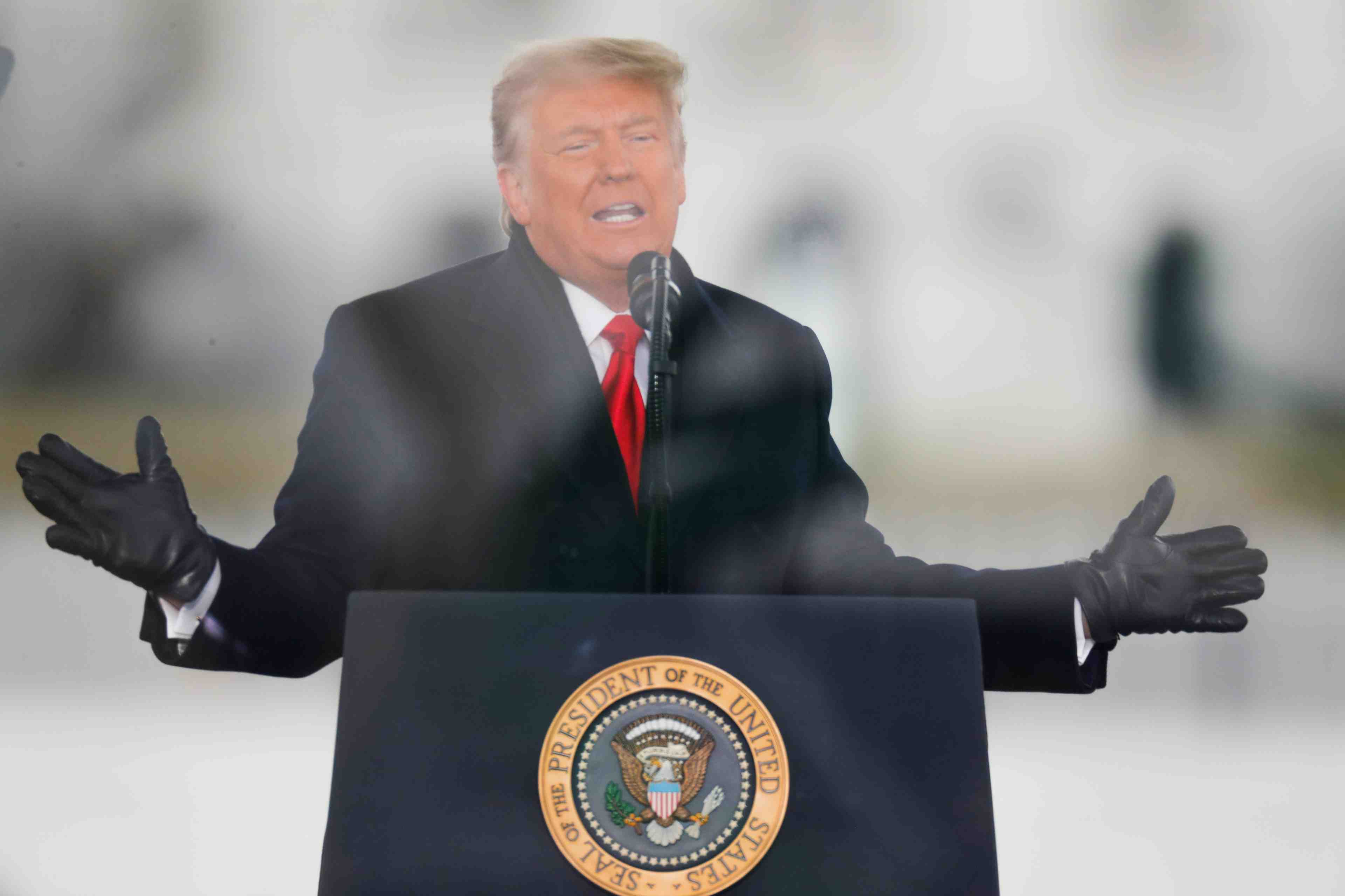 Usa: trump isole, avec un cercle de fideles de plus en plus reduit