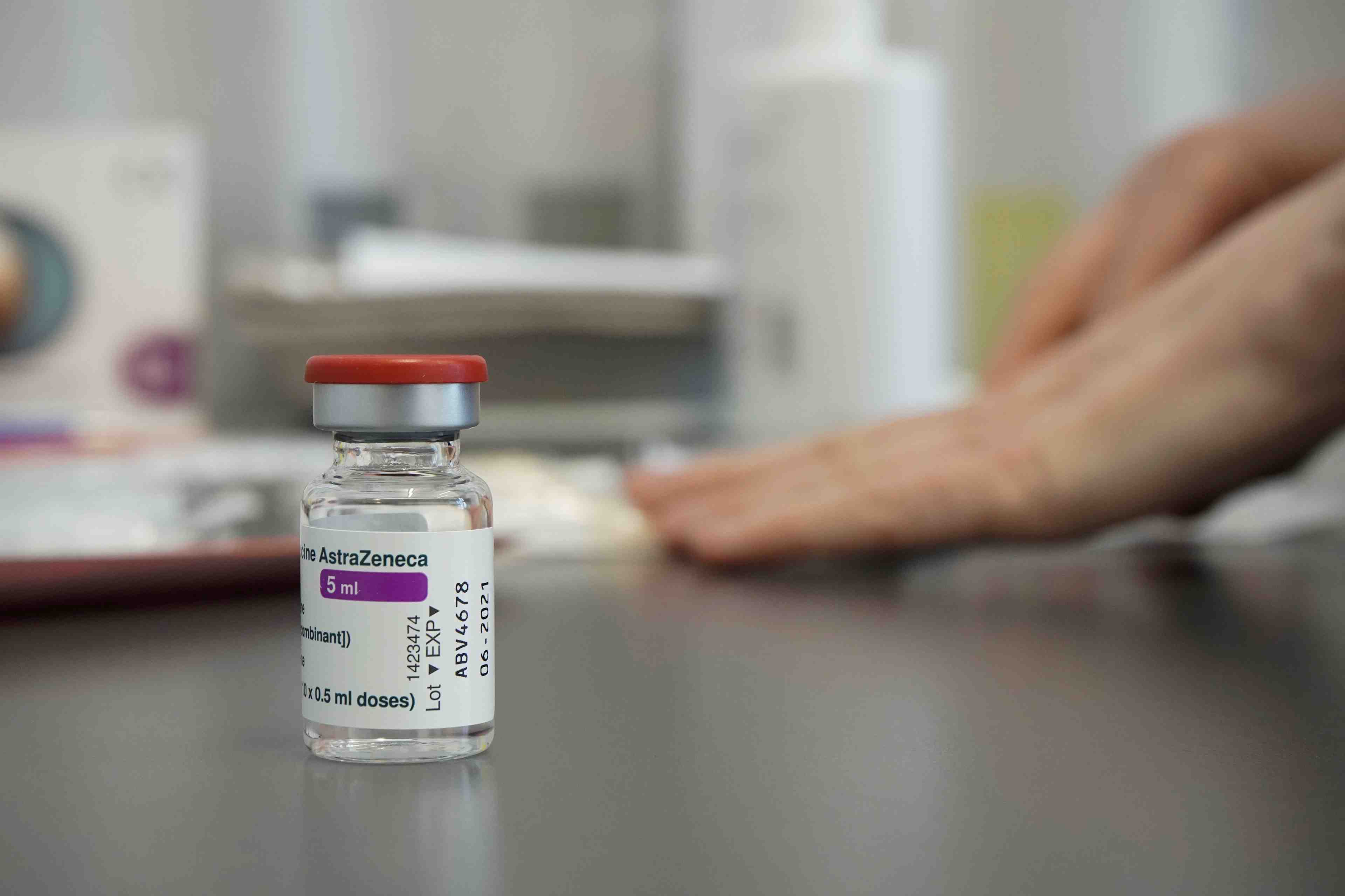 La france va recommander un vaccin arn apres une premiere dose d'astrazeneca
