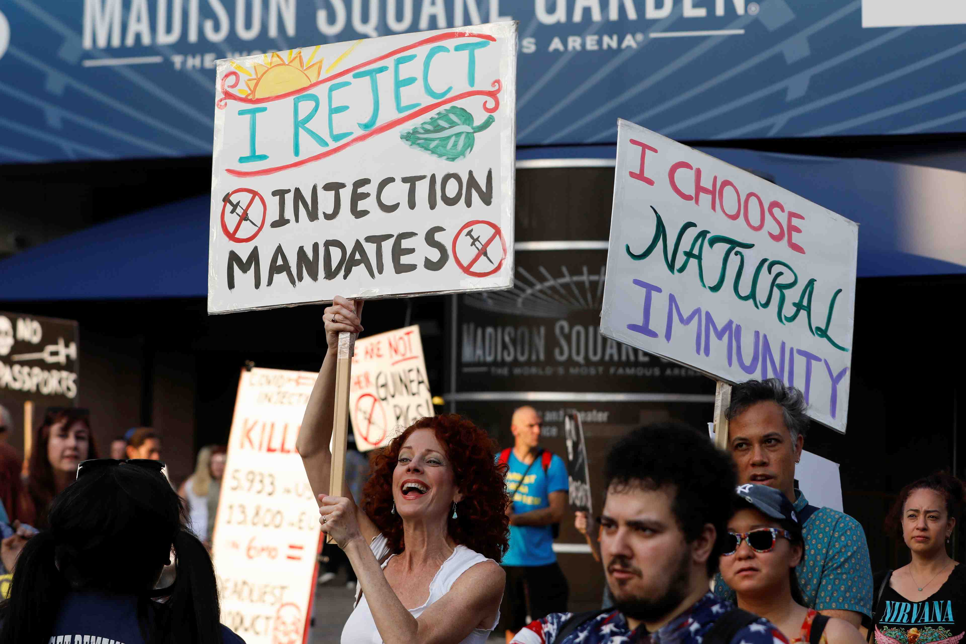 Vaccins: les fausses informations "tuent des gens", dit biden