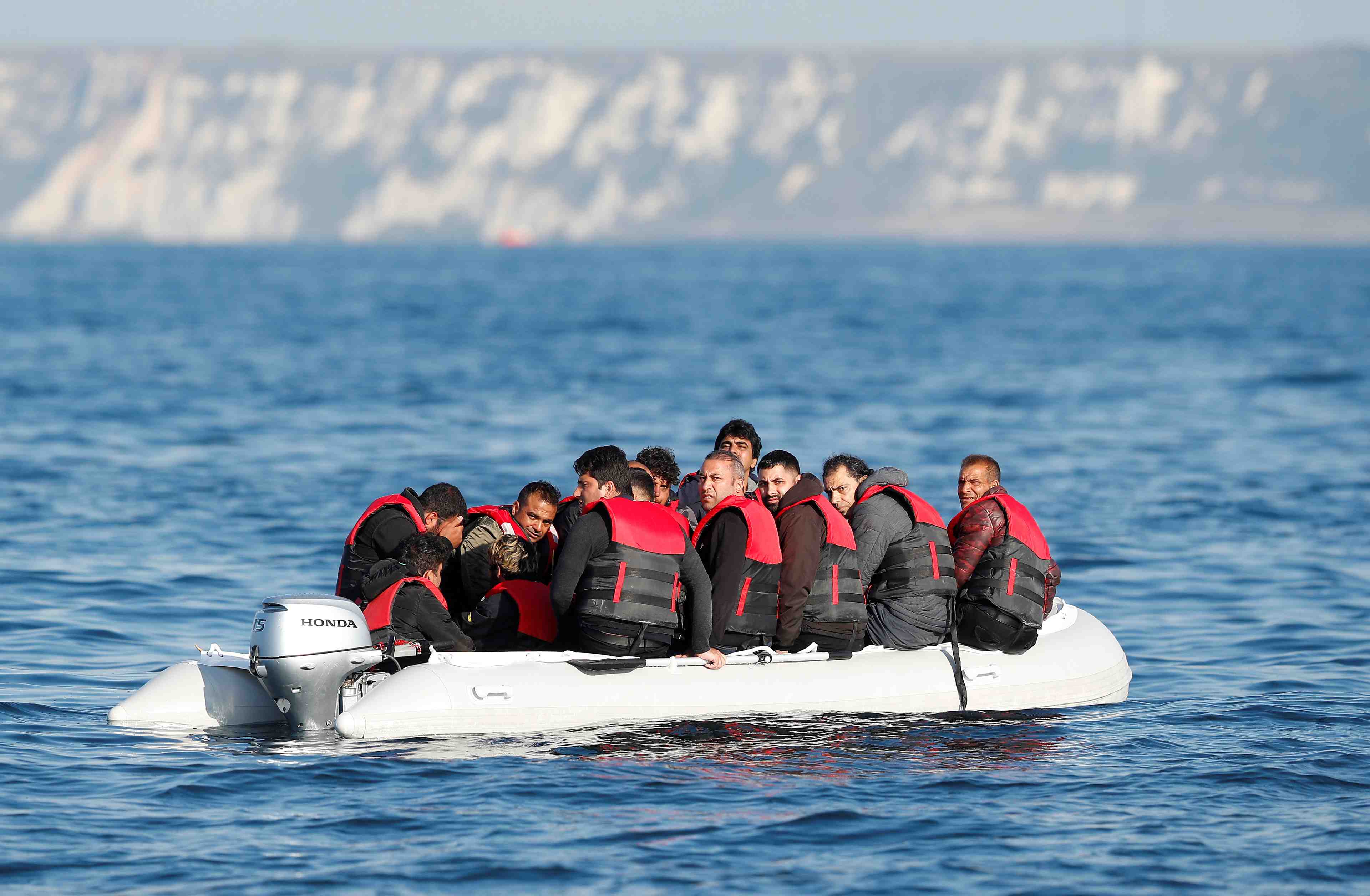 Dans la manche, les canots de migrants dejouent la surveillance policiere