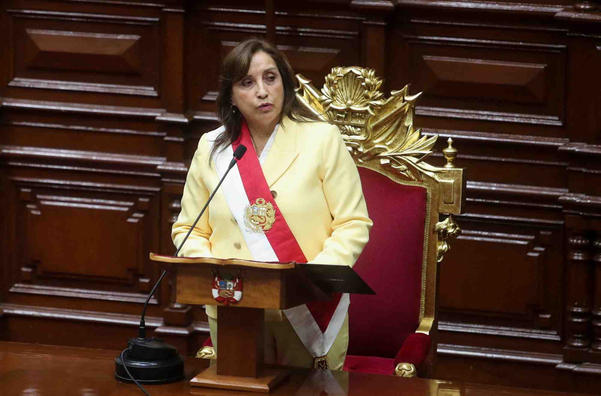 La vice-presidente du perou, dina boluarte, lors de sa ceremonie de prestation de serment