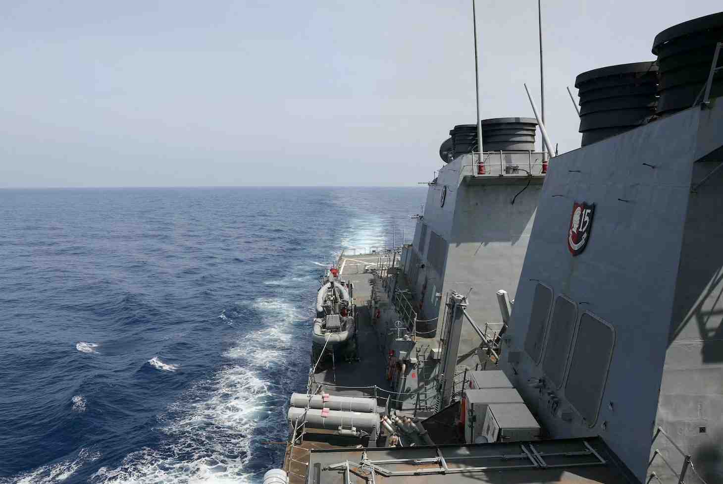 Le destroyer de missiles guides de classe arleigh burke uss milius effectue une operation de transit dans le detroit de taiwan