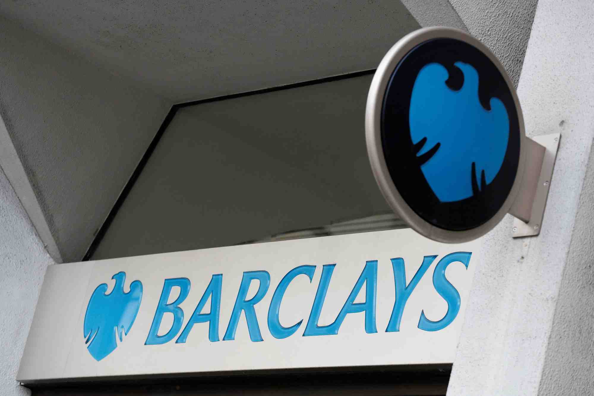 La banque britannique dit vouloir « se concentrer sur les clients activement engagés dans la transition énergétique »