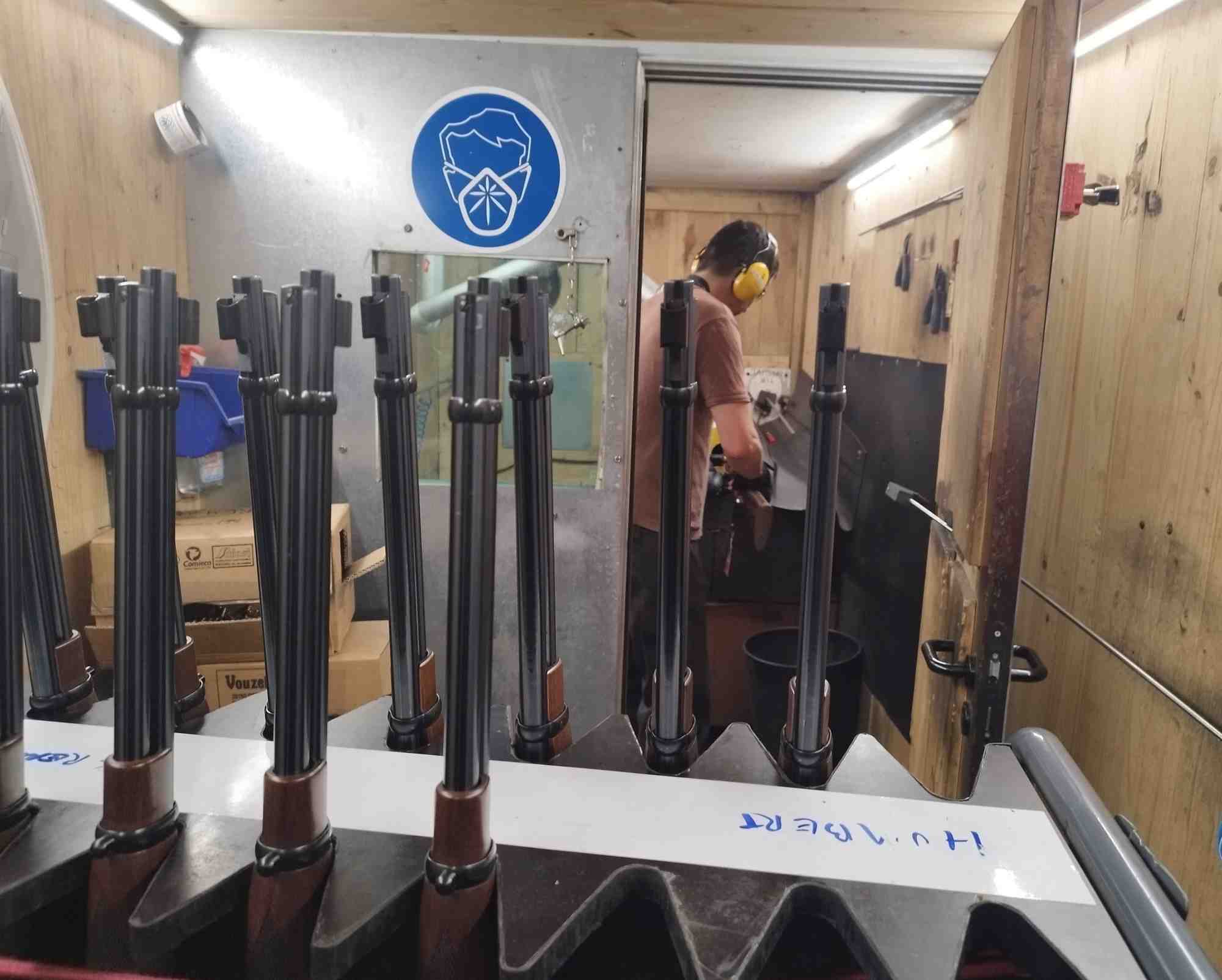 Fruit de l'histoire armurière de Saint-Etienne, le banc national d'épreuve (BNE) a la charge de tester l'intégralité des armes à feu à usage civil, fabriquées en France ainsi que celles importées par les pays européens et dédouanées en France.