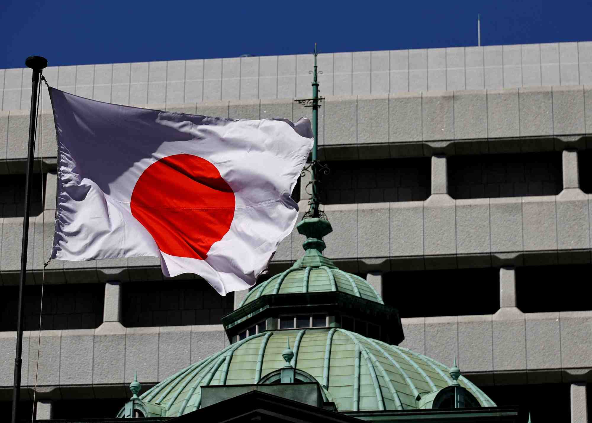 Le drapeau national japonais flotte sur le batiment de la banque du japon a tokyo