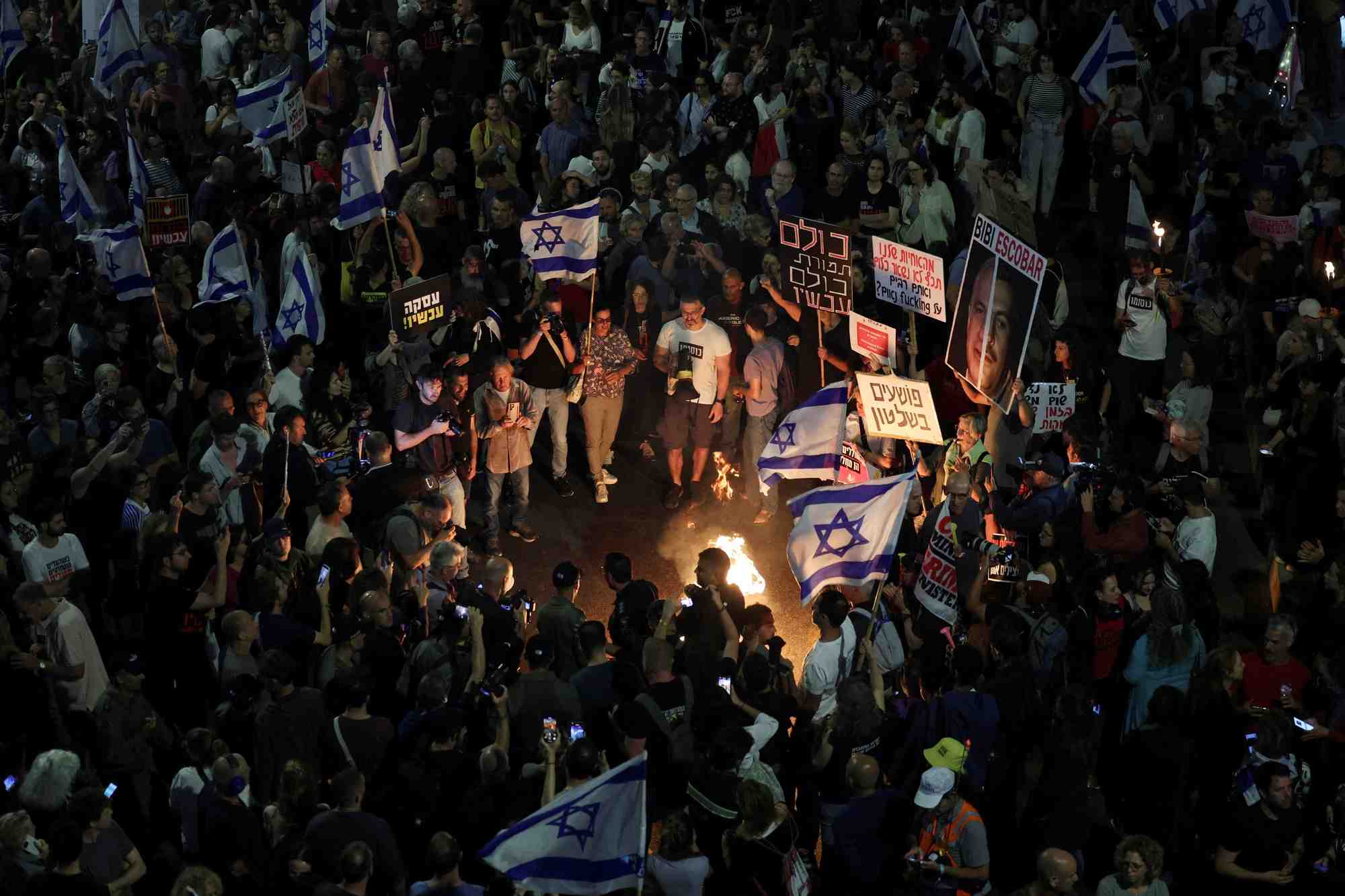 Des personnes participent a une manifestatio a tel aviv appelant a la liberation immediate des otages enleves lors de l'attaque du hamas le 7 octobre contre israel