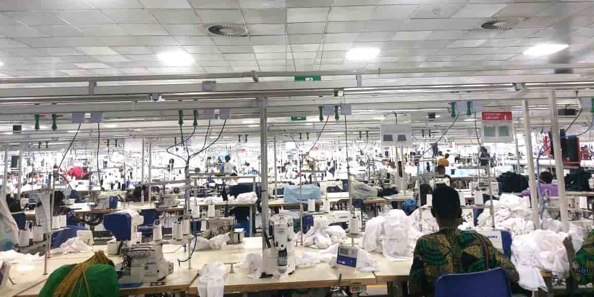 Grand atelier de confection de vêtements Kiabi dans la zone industrielle de Glo-Djigbé au Bénin.