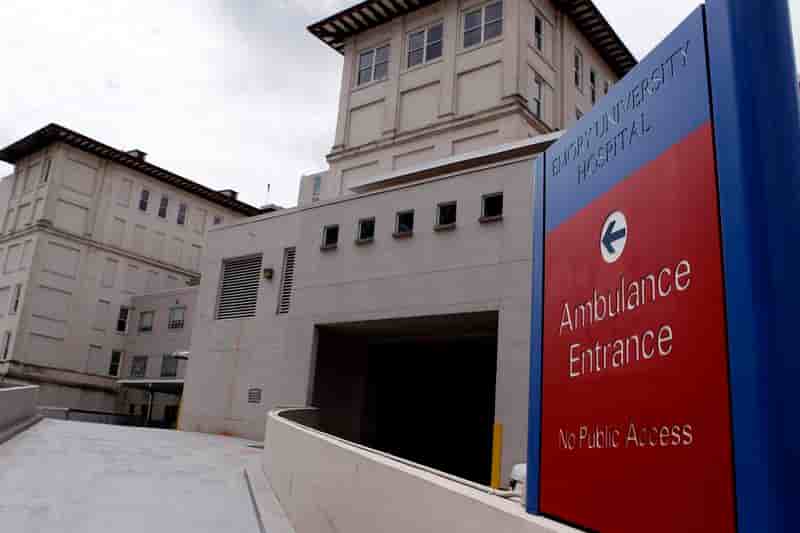 Ebola: un médecin américain soigné au ZMapp sort de l'hôpital