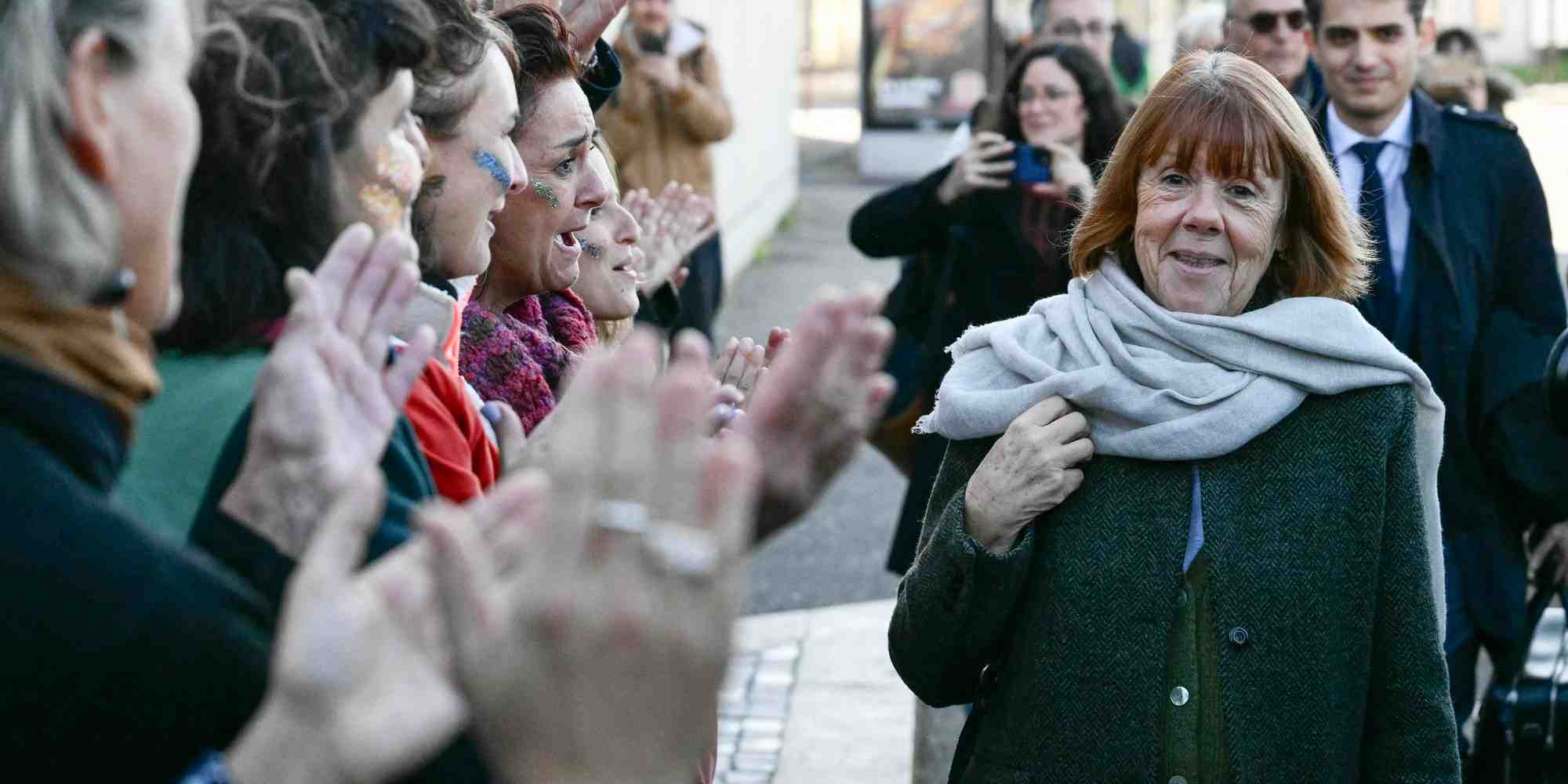 Gisèle Pelicot, ovationnée par des femmes venues la soutenir devant le palais de justice d’Avignon (Vaucluse), en novembre 2024.