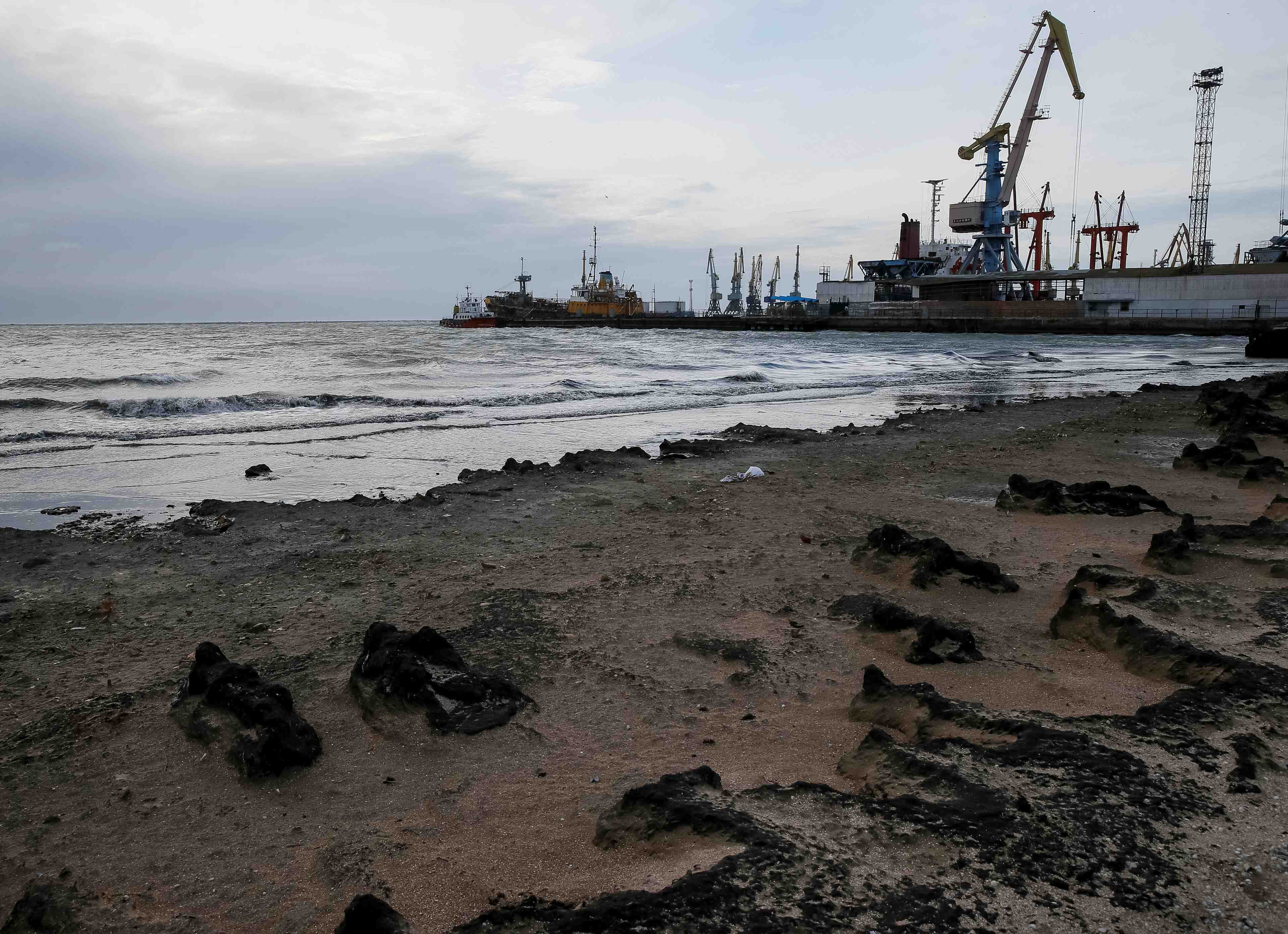 L'ukraine dit qu'elle enverra d'autres navires en mer d'azov