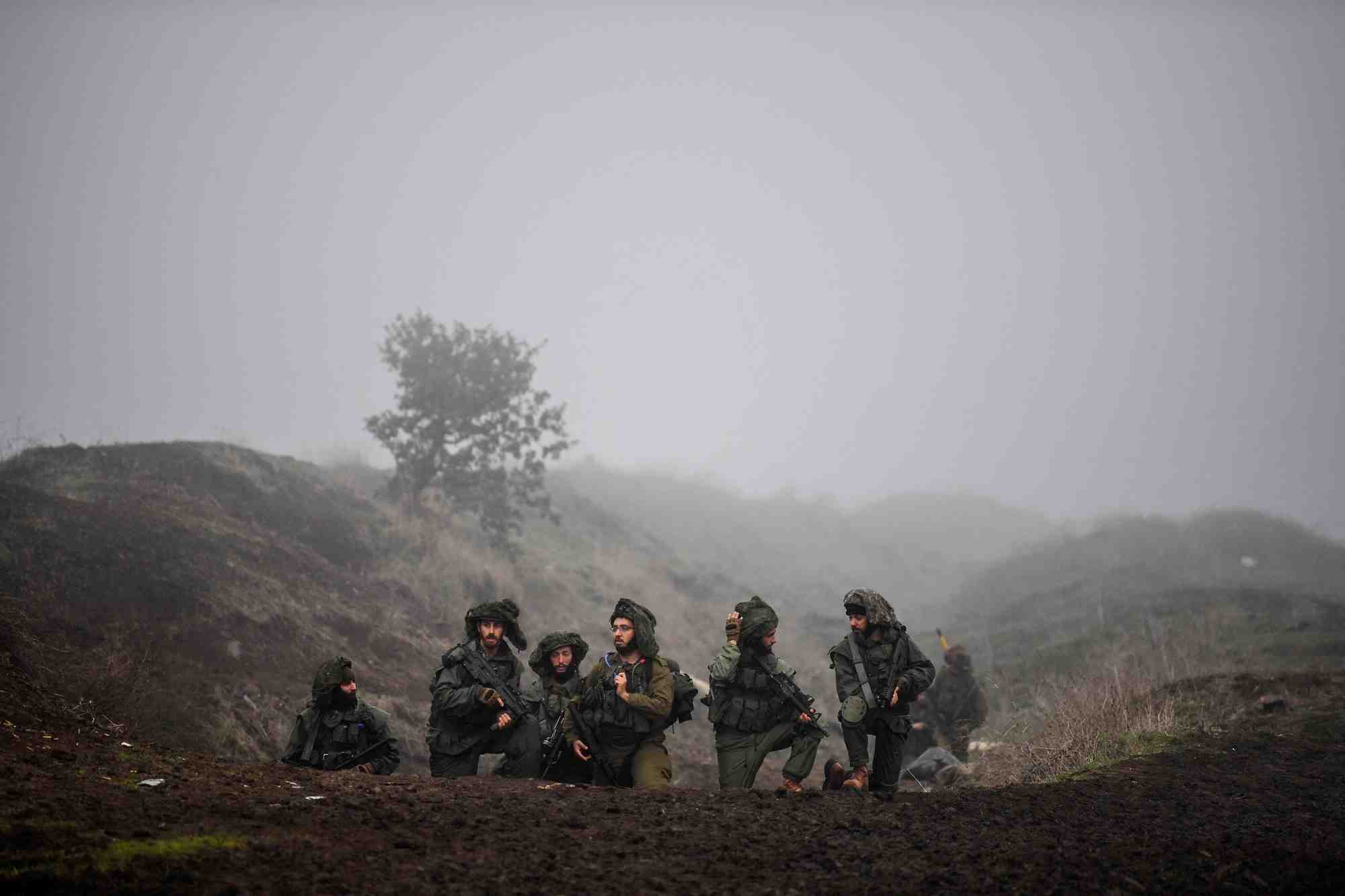 Des soldats israeliens dans les hauteurs du golan occupees par israel