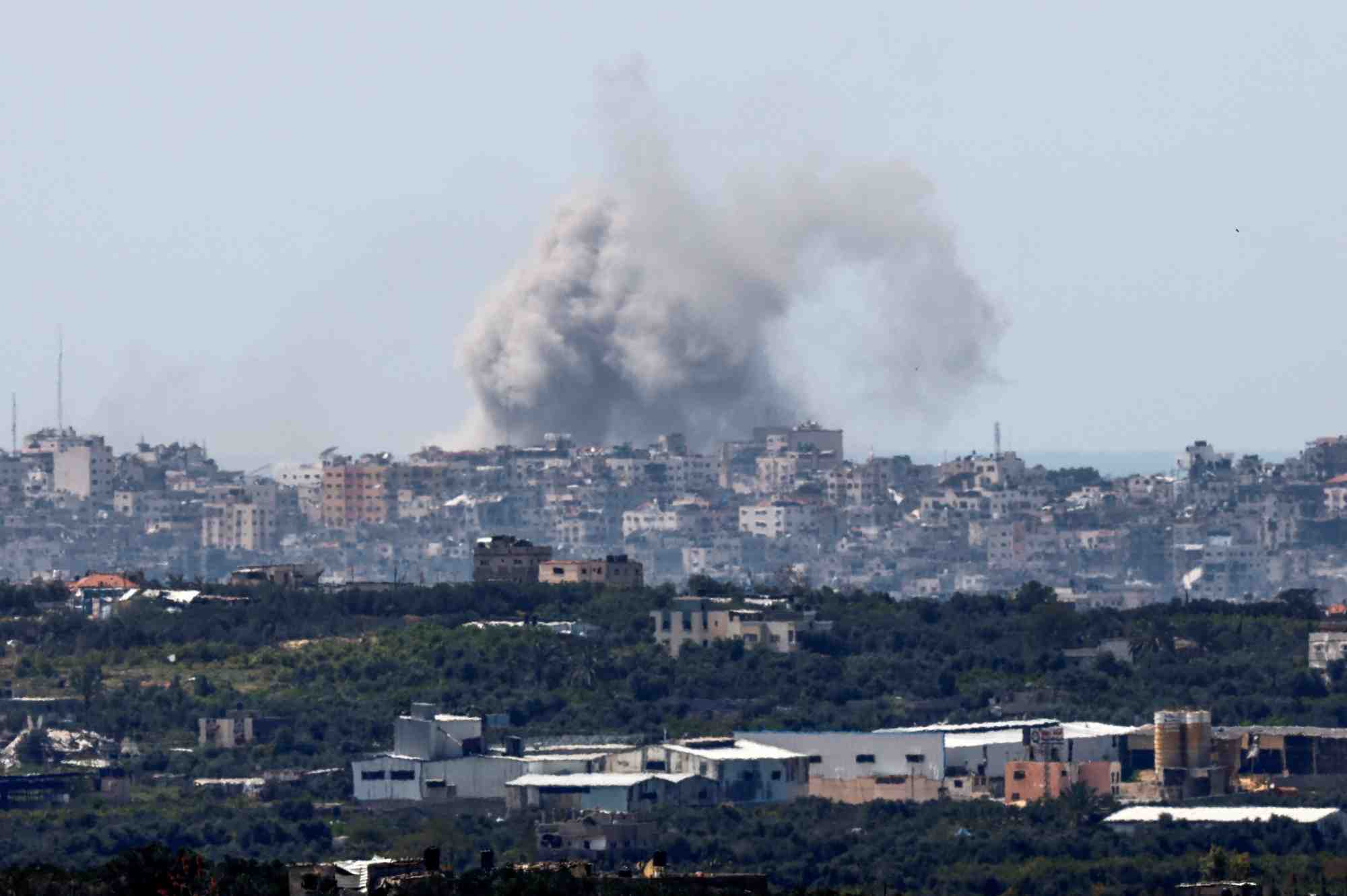 La fumee s'eleve au-dessus de gaza, vue d'israel