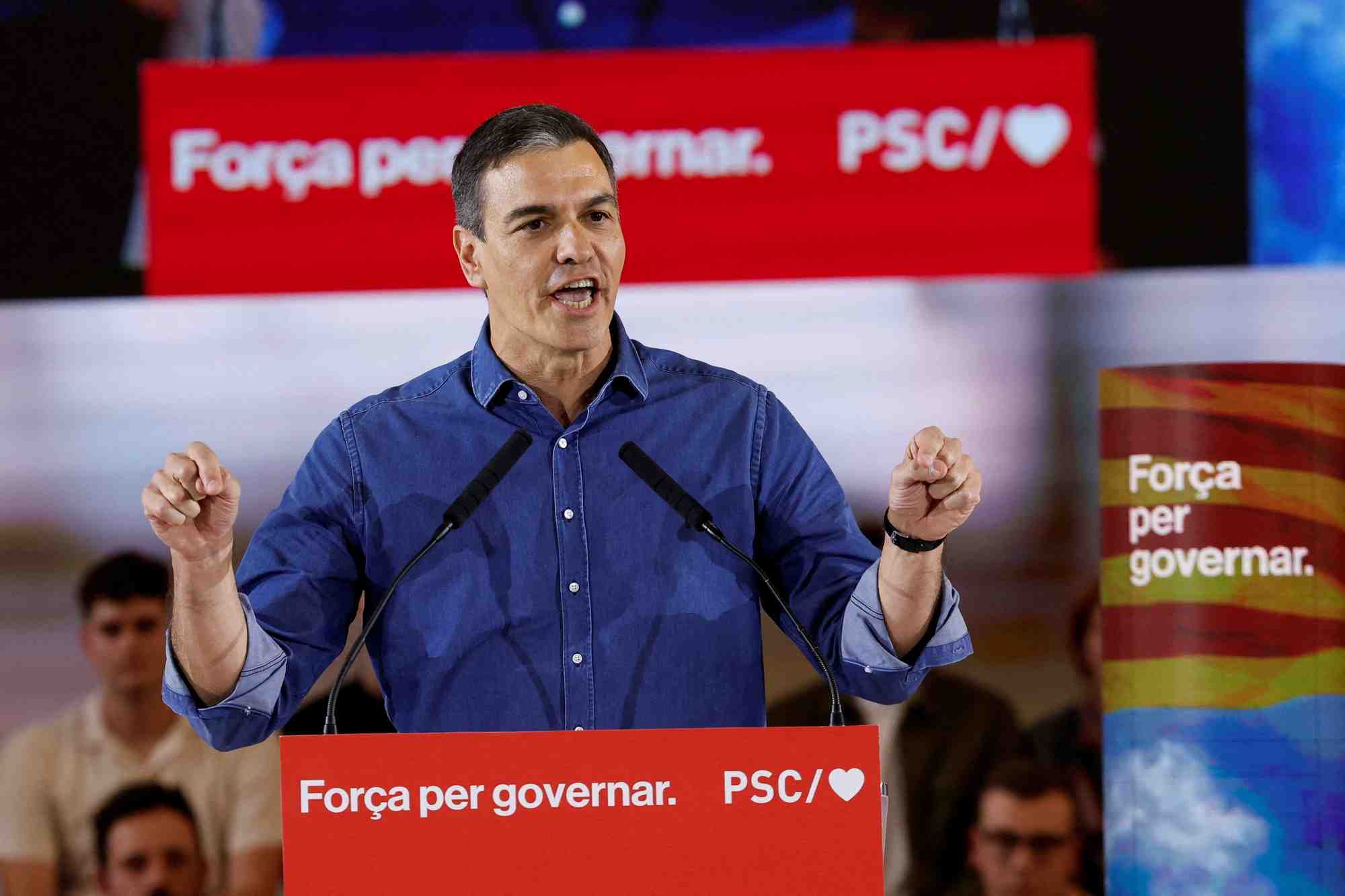 Le premier ministre espagnol pedro sanchez lors d'une manifestation de soutien au candidat socialiste (psc) aux elections catalanes salvador illa, pres de barcelone