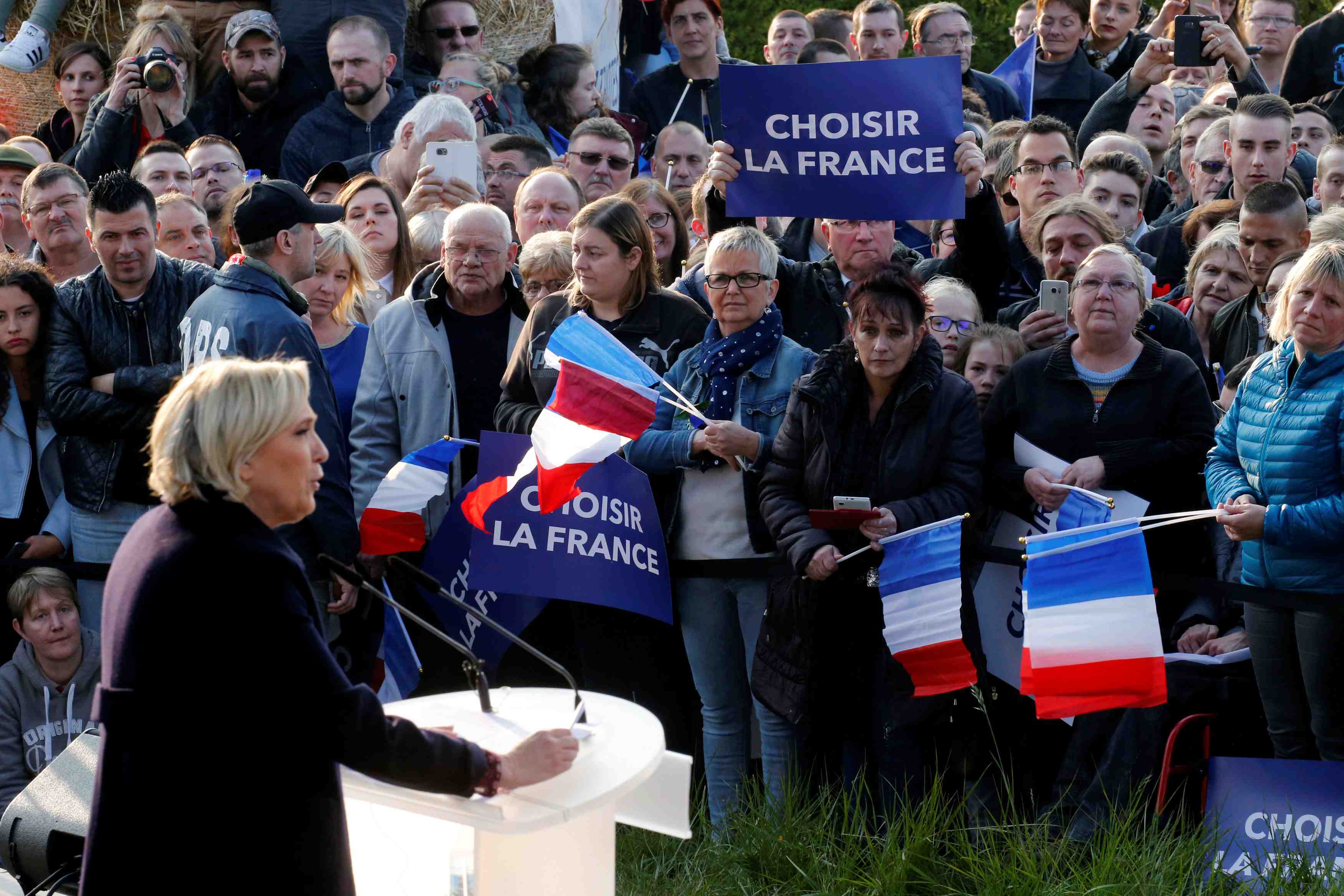 D'apres un sondage, le pen chute lourdement apres le debat