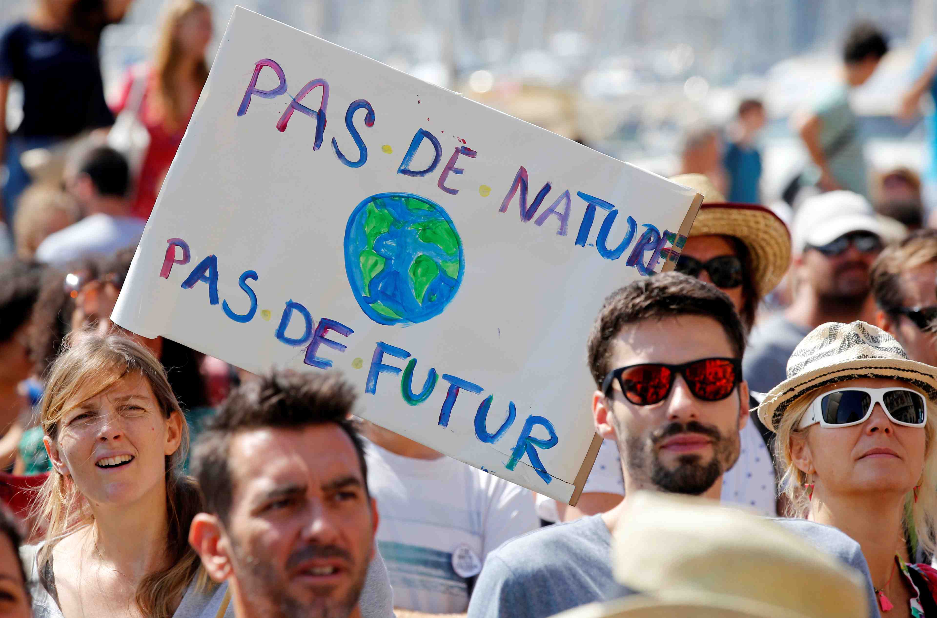 Des milliers de manifestants en france pour le climat