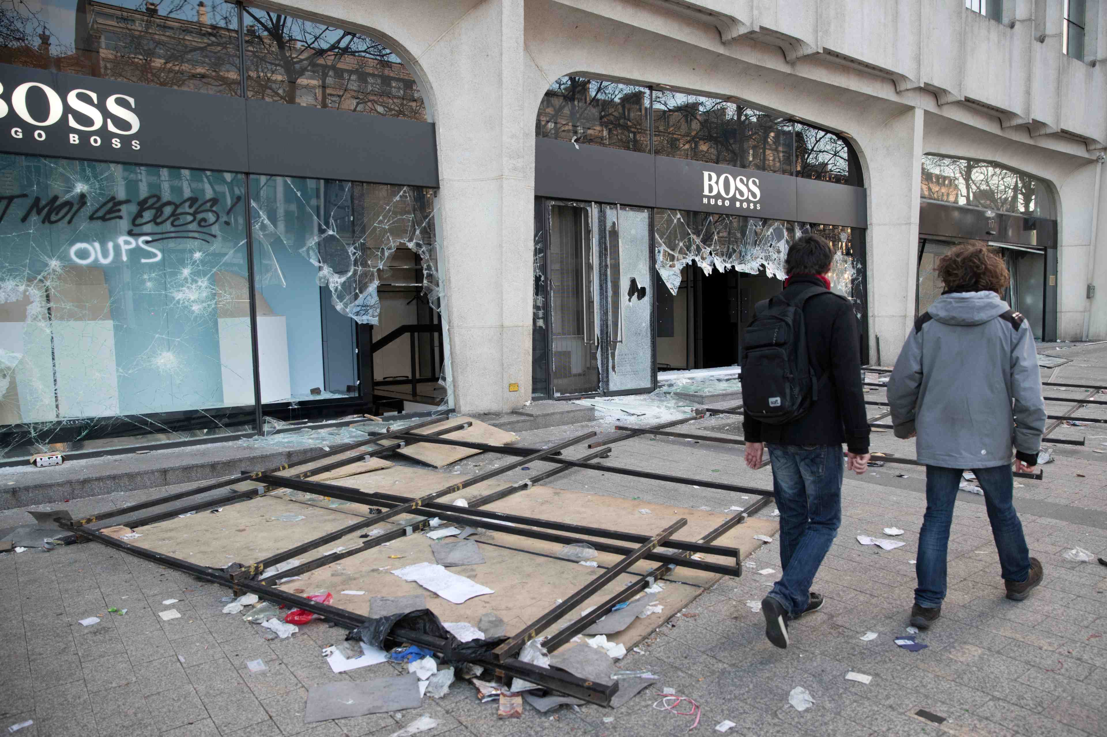 "gilets jaunes": 42 peines de prison, dont 23 fermes, a paris