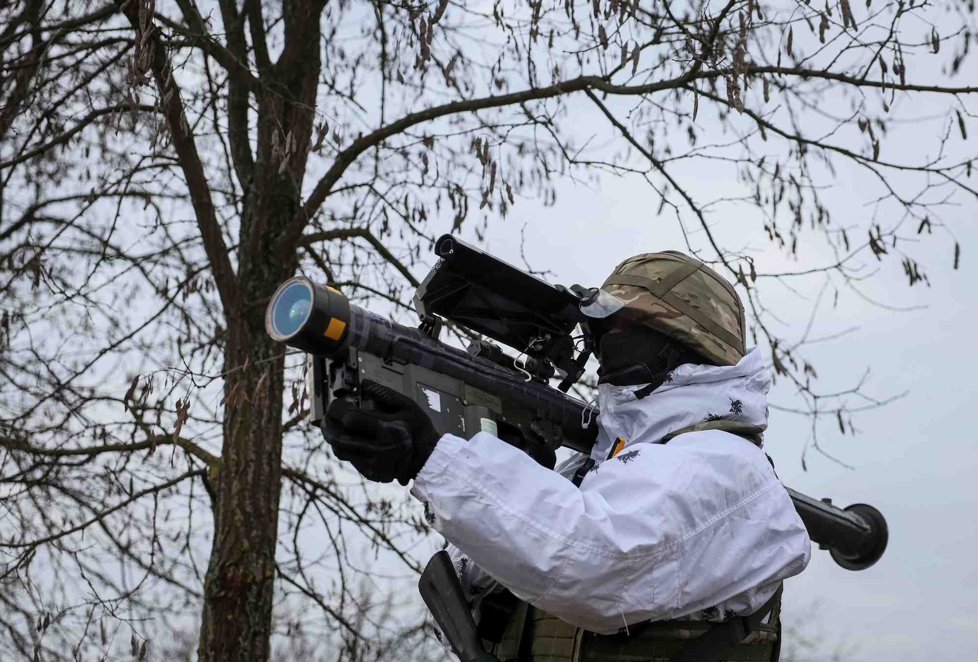 Un militaire ukrainien tient un missile antiaerien stinger lors d'un exercice