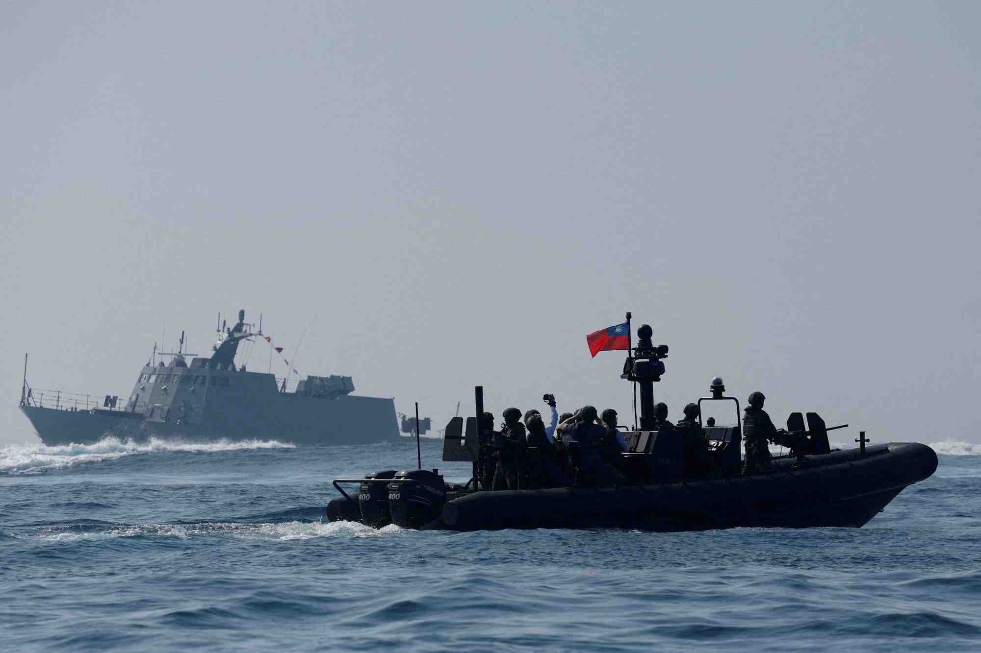 Photo d'archives des membres de la marine taiwanaise qui participent a un exercice dans le cadre d'une manifestation destinee aux medias dans une base navale de kaohsiung