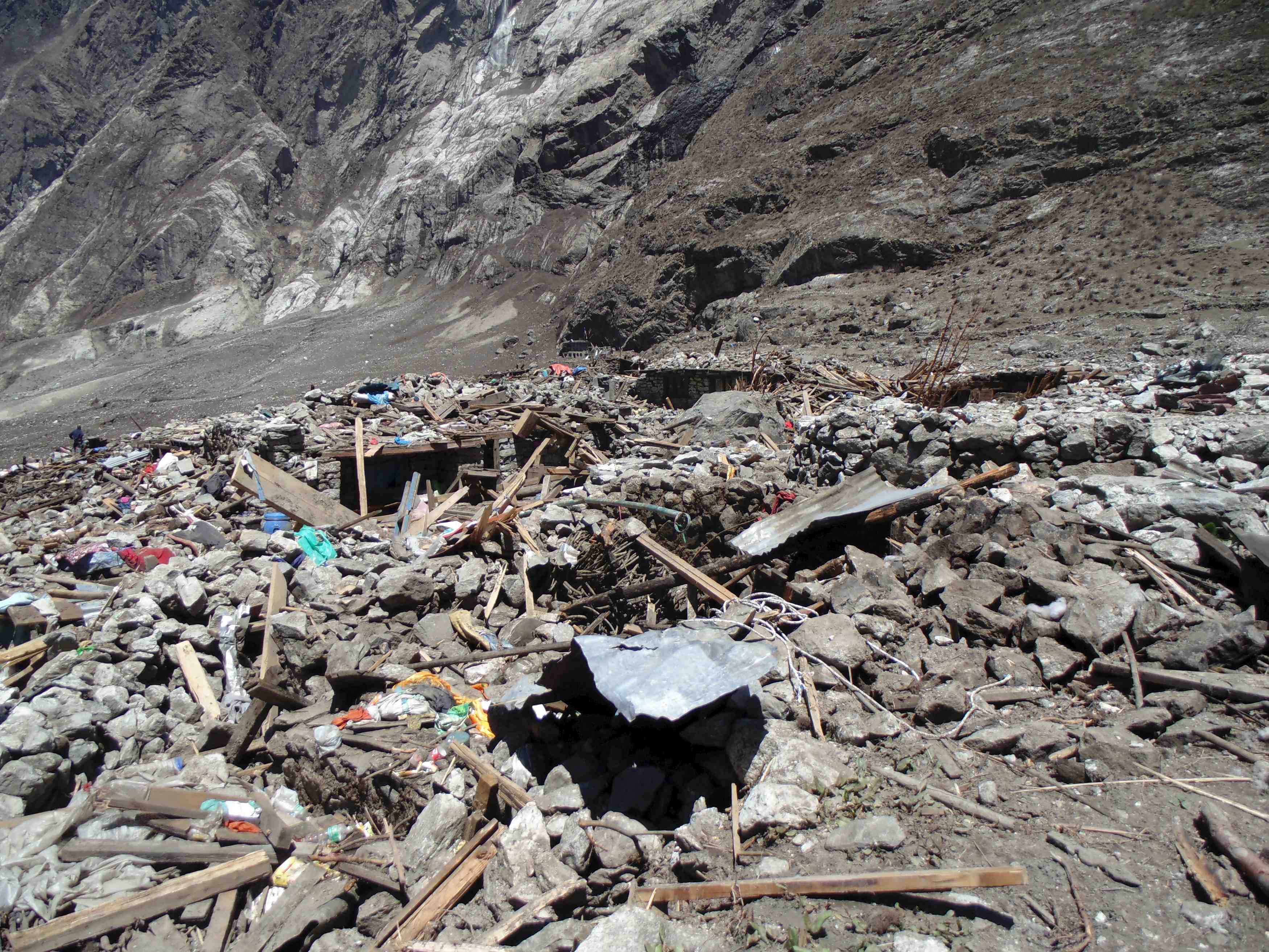 Le bilan des victimes francaises du seisme au nepal s'alourdit a 4 morts
