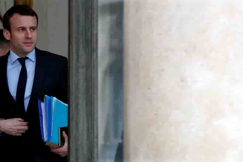 Emmanuel macron assure ne pas vouloir fragiliser francois hollande