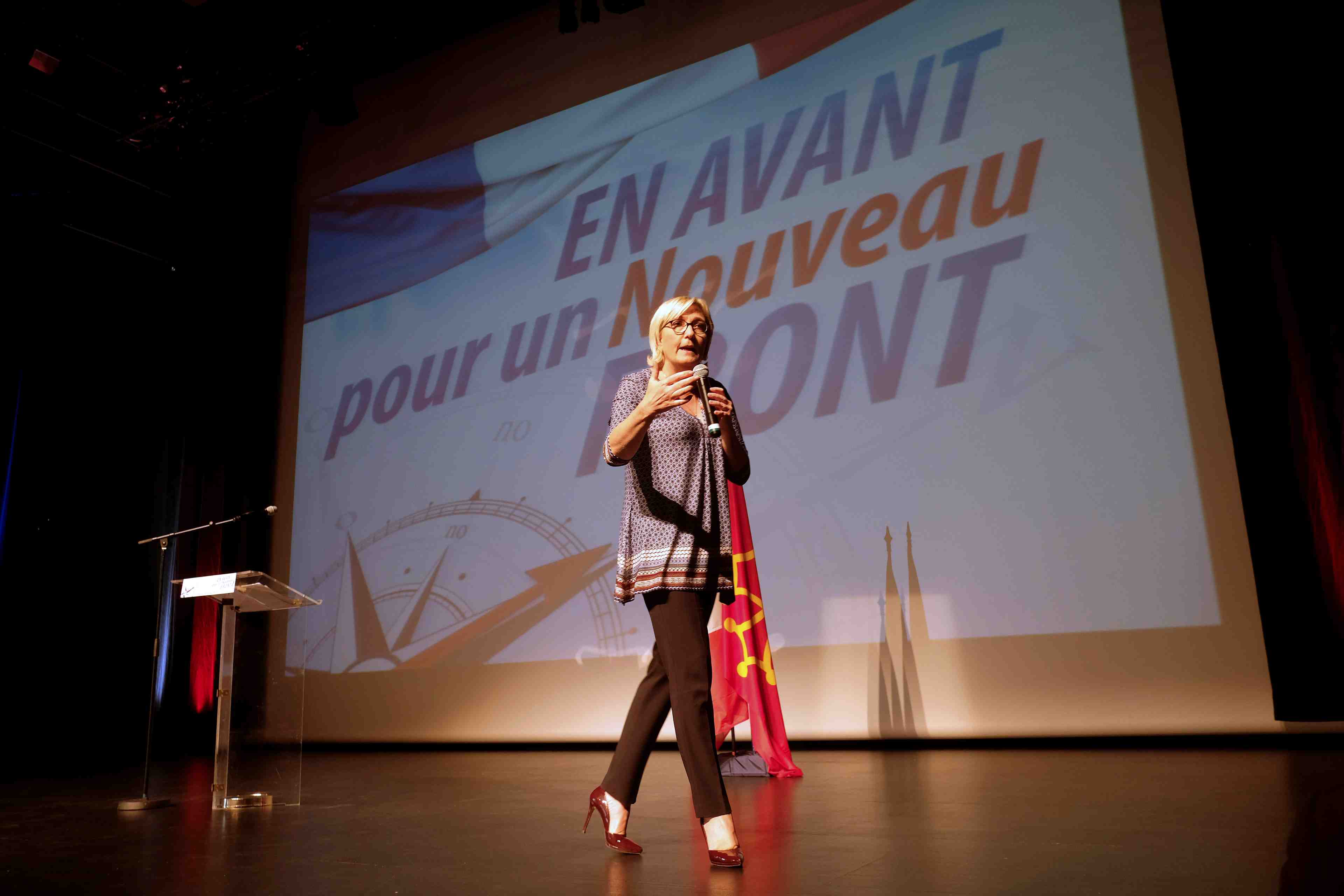 Marine le pen salue la percee de l'afd