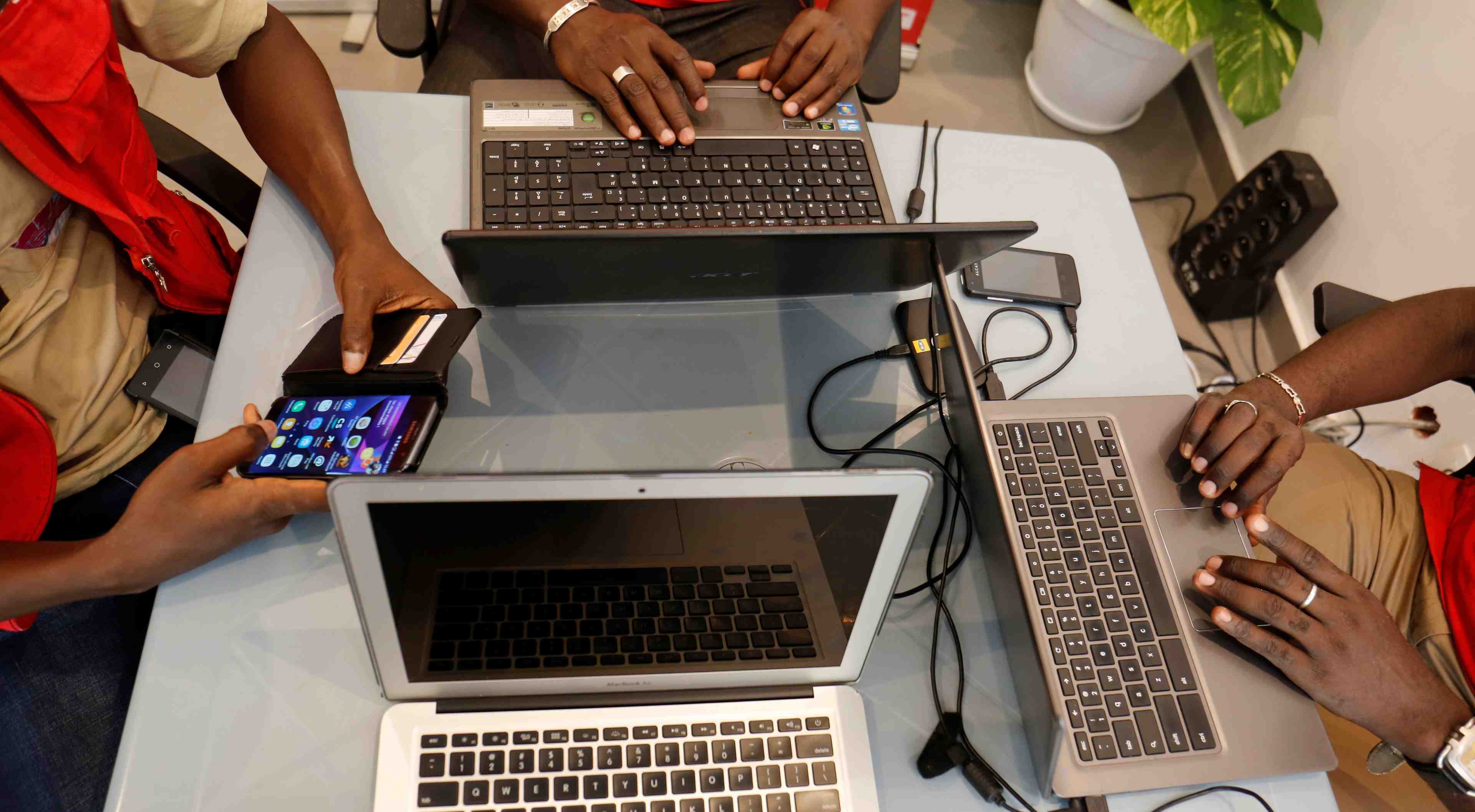 TIC PC Ordinateur laptop technologie smartphone internet jeunes startups informatique électronique général travail coworking
