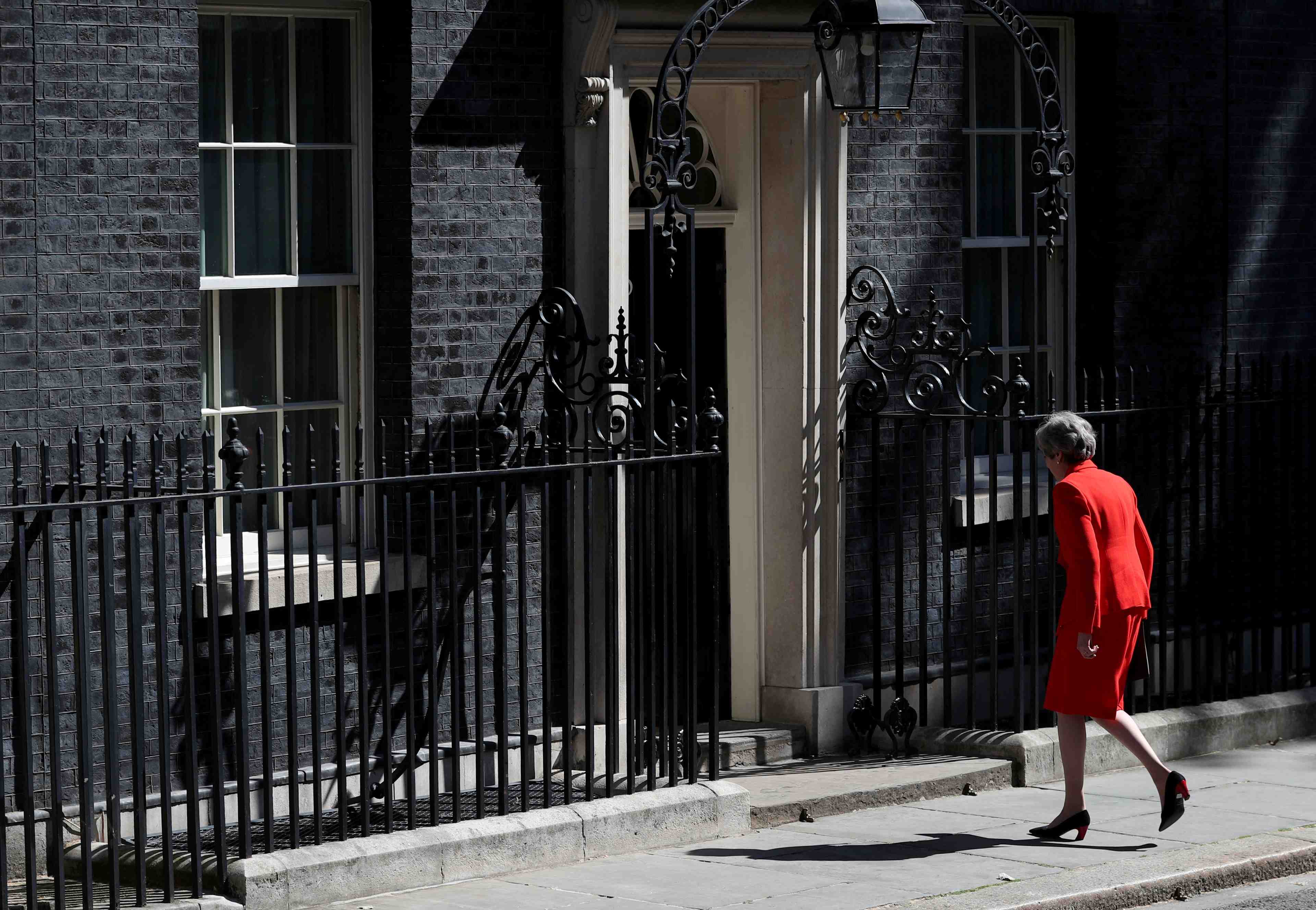 Deux candidats de moins pour succeder a theresa may