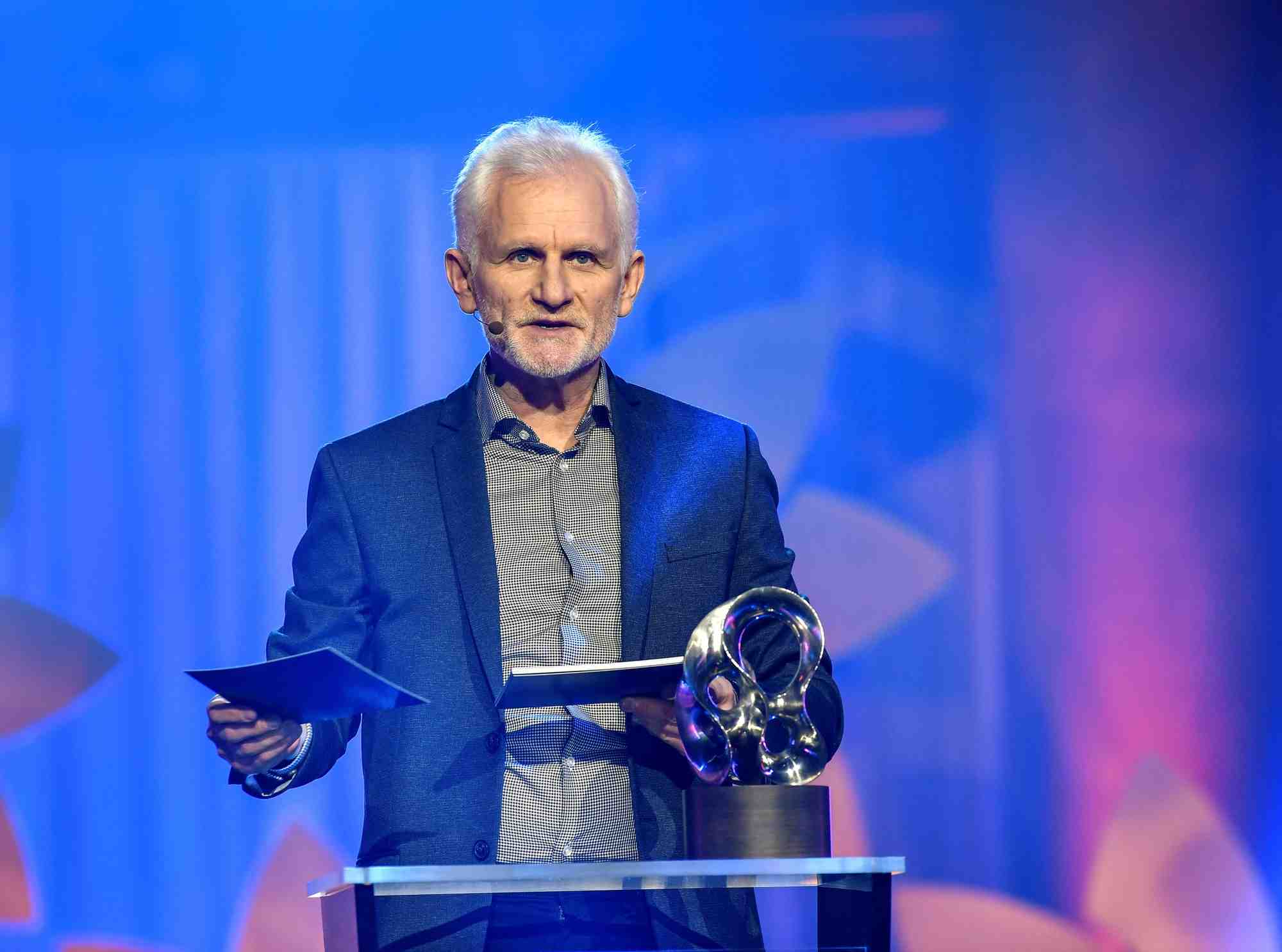 Ales bialiatski lors de la reception du prix right livelihood 2020