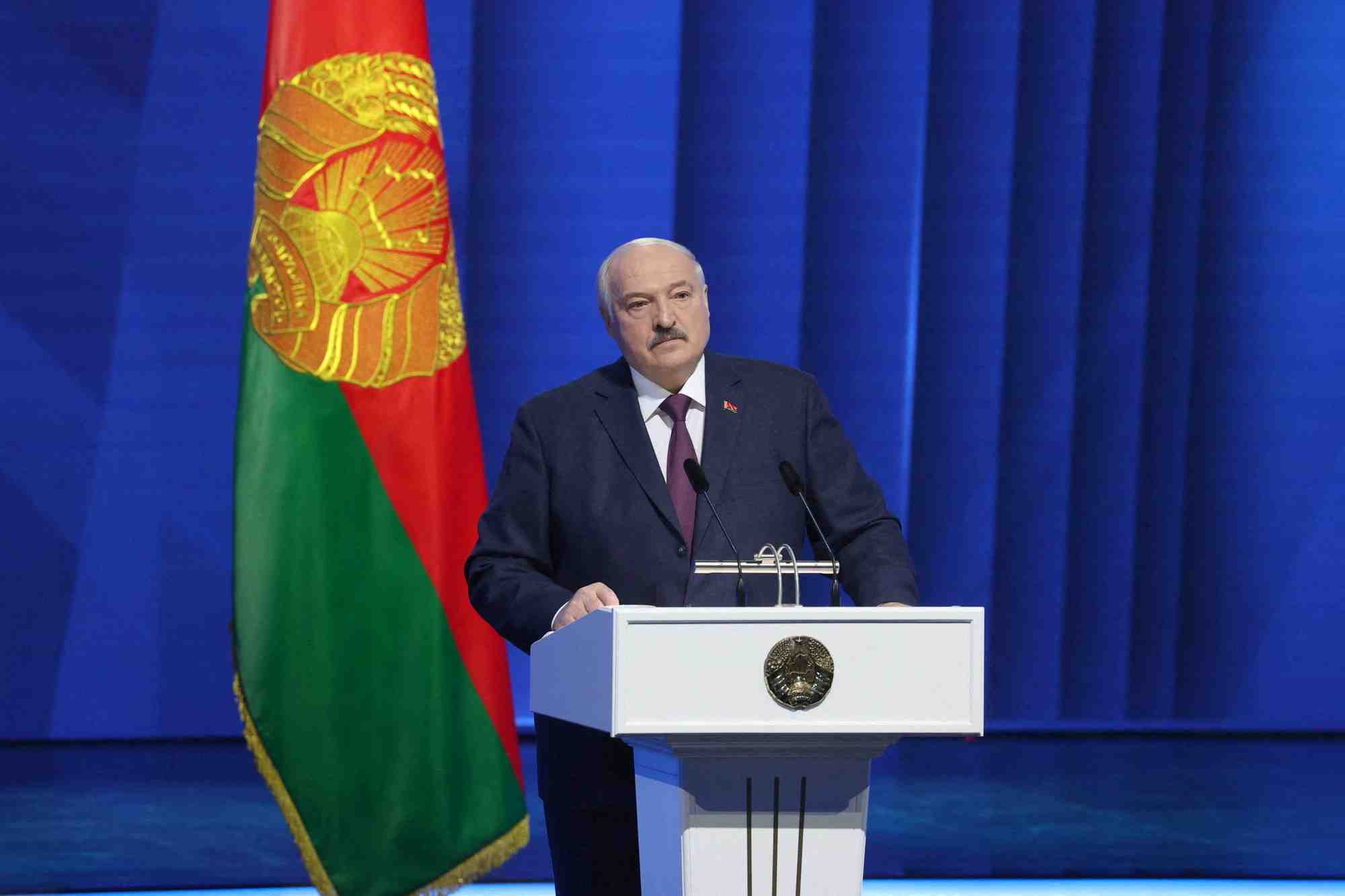 Le president bielorusse alexandre loukachenko prononce un discours devant le parlement a minsk