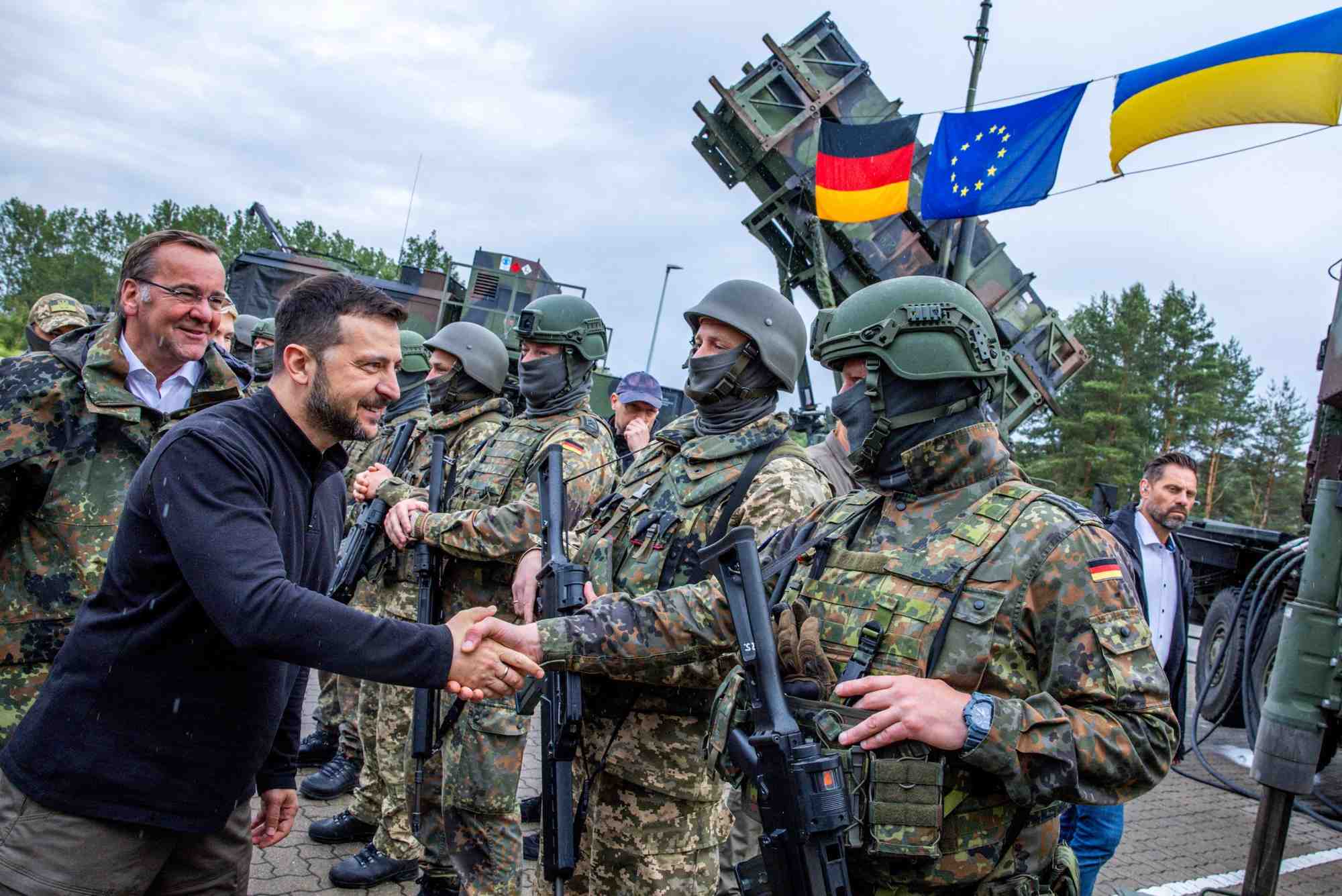 Le president ukrainien volodymyr zelenskiy interagit avec des soldats lors de sa visite d'une zone d'entrainement militaire dans un lieu non divulgue, en allemagne