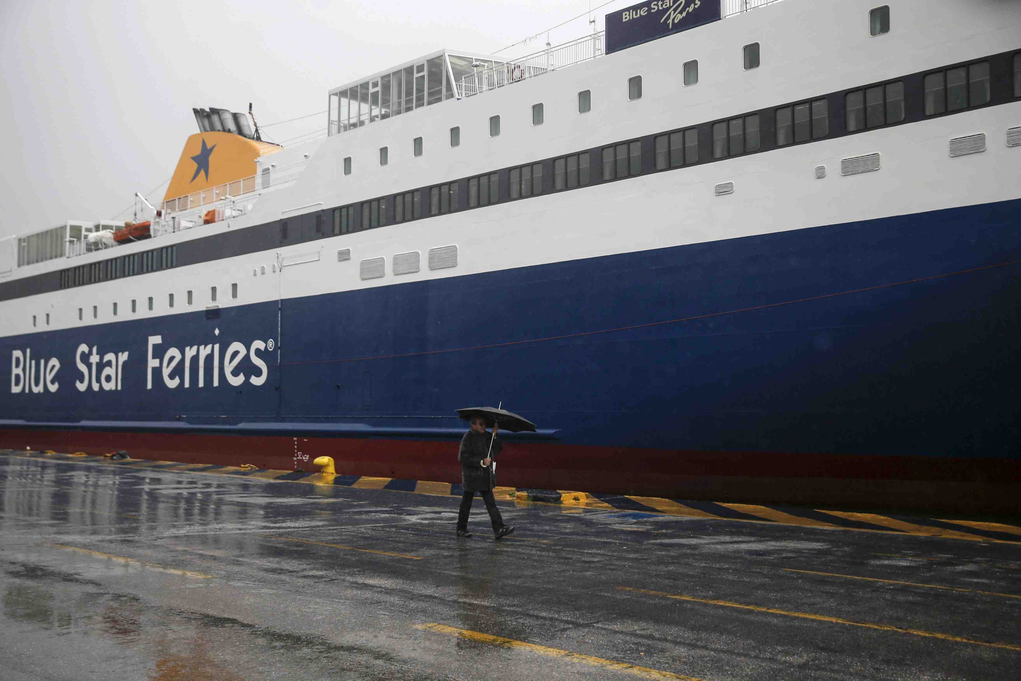 Ferries a l'arret en grece