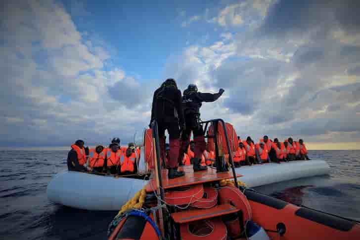 Des migrants portant des gilets de sauvetage sur un canot pneumatique sont photographiés lors d’une opération de sauvetage menée par le navire de sauvetage Ocean Viking exploité par MSF-SOS Mediterranee, au large de la Libye en mer Méditerranée, le 18 février 2020. Hannah Wallace Bowman / MSF via REUTERS.