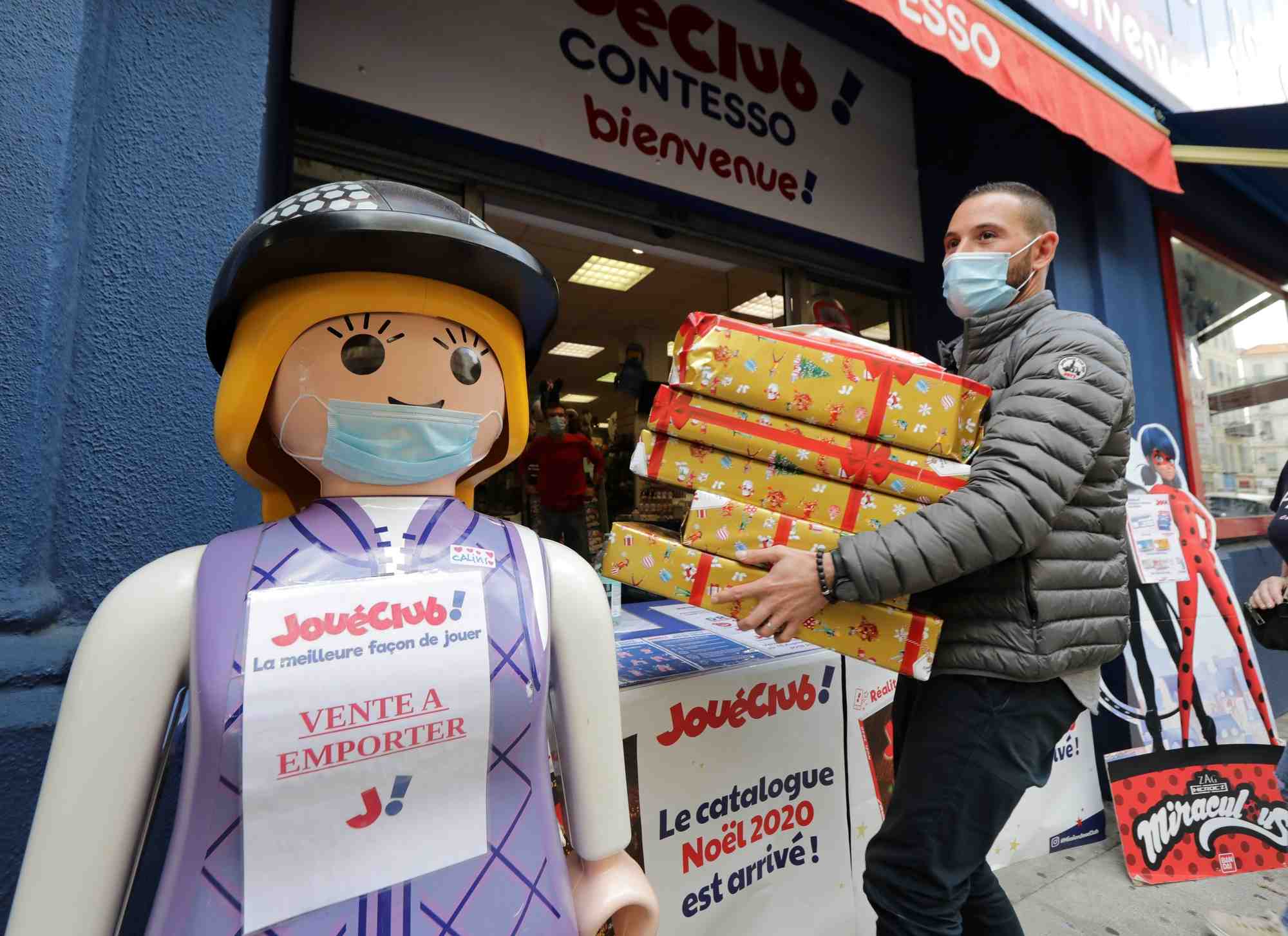 Coronavirus / Vente à emporter / Click and collect / Commerce non-essentiel : un homme récupère sa commande pour Noël grâce au click and collect mis en place par le magasin de jouets JoueClub à Nice