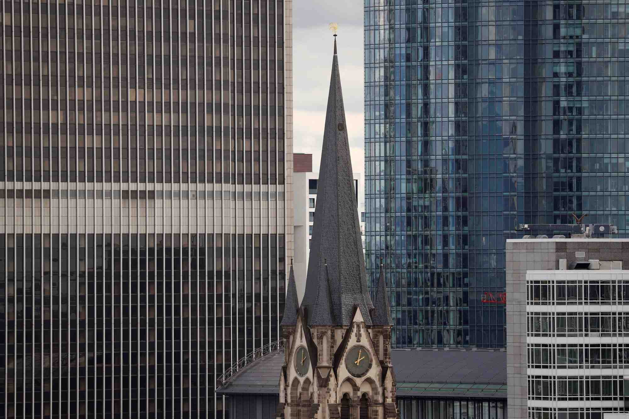 L'eglise st. antonius apparait entre des gratte-ciel a francfort, en allemagne