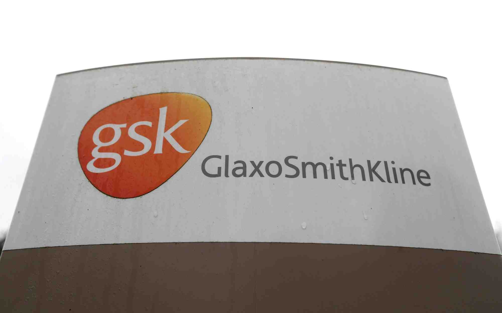 Photo d'archives du logo de glaxosmithkline (gsk) au centre de recherche gsk a stevenage