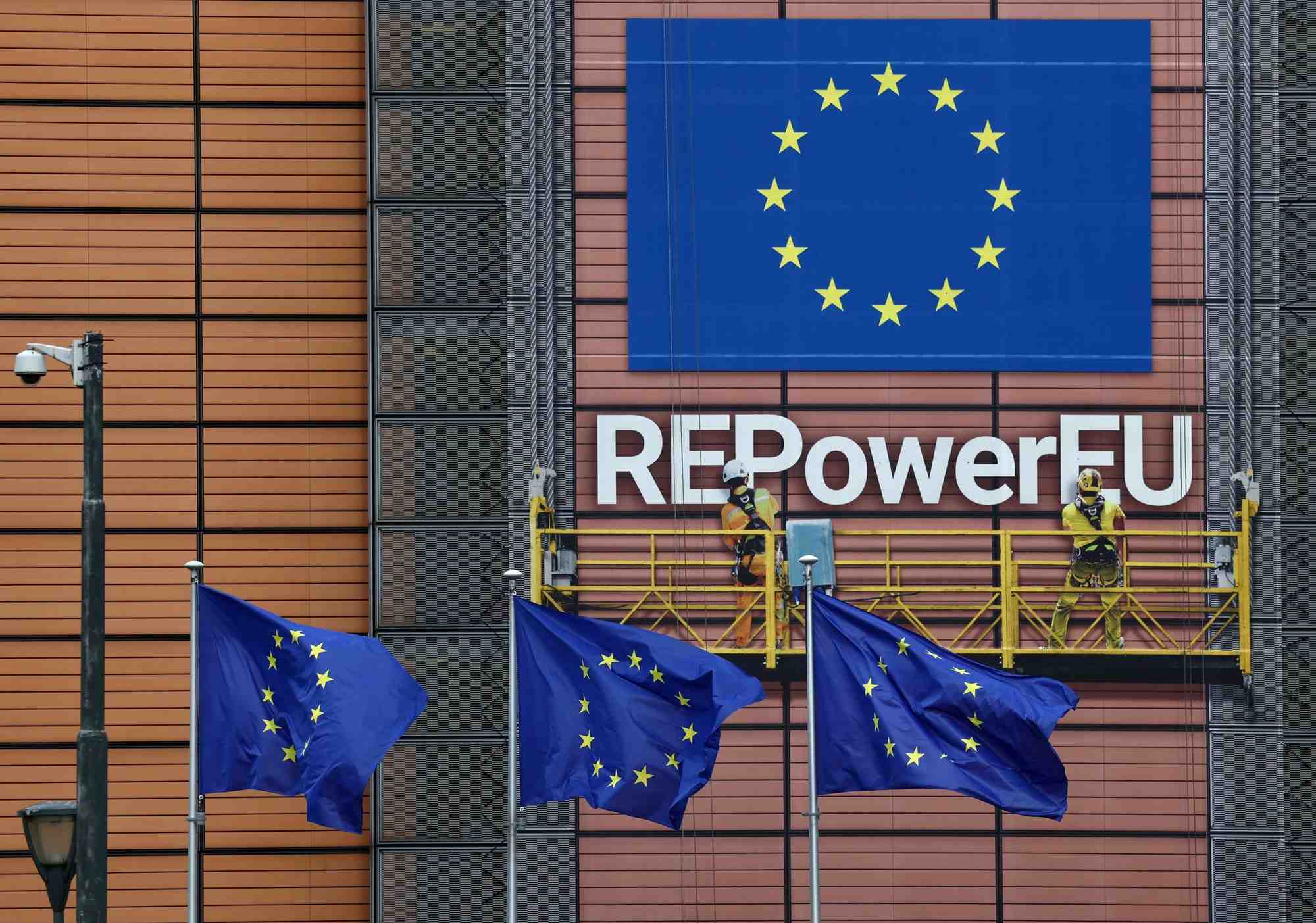 Des drapeaux de l'union europeenne devant le siege de la commission europeenne a bruxelles