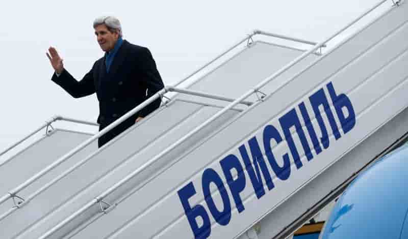 John Kerry arrive à Kiev et promet une aide économique