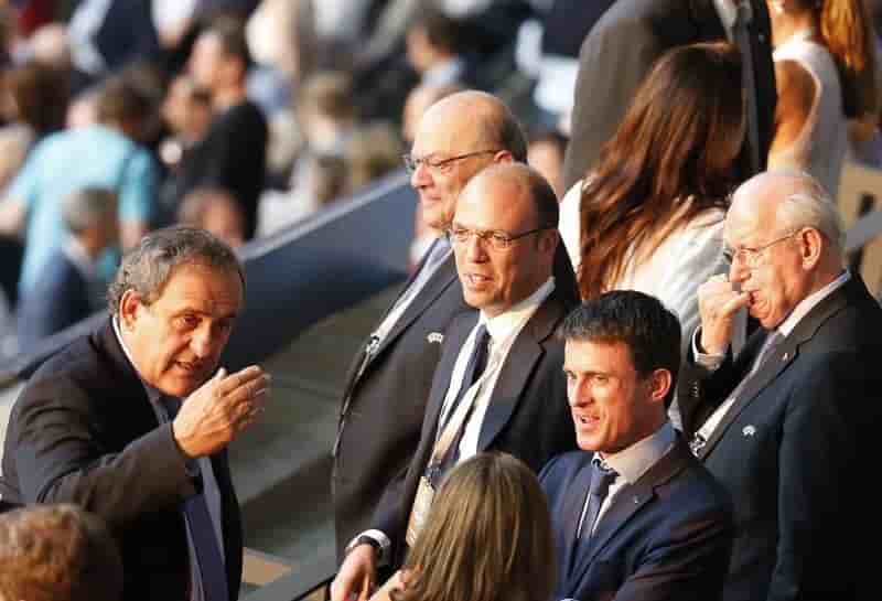 Hollande justifie la presence de valls a berlin samedi soir