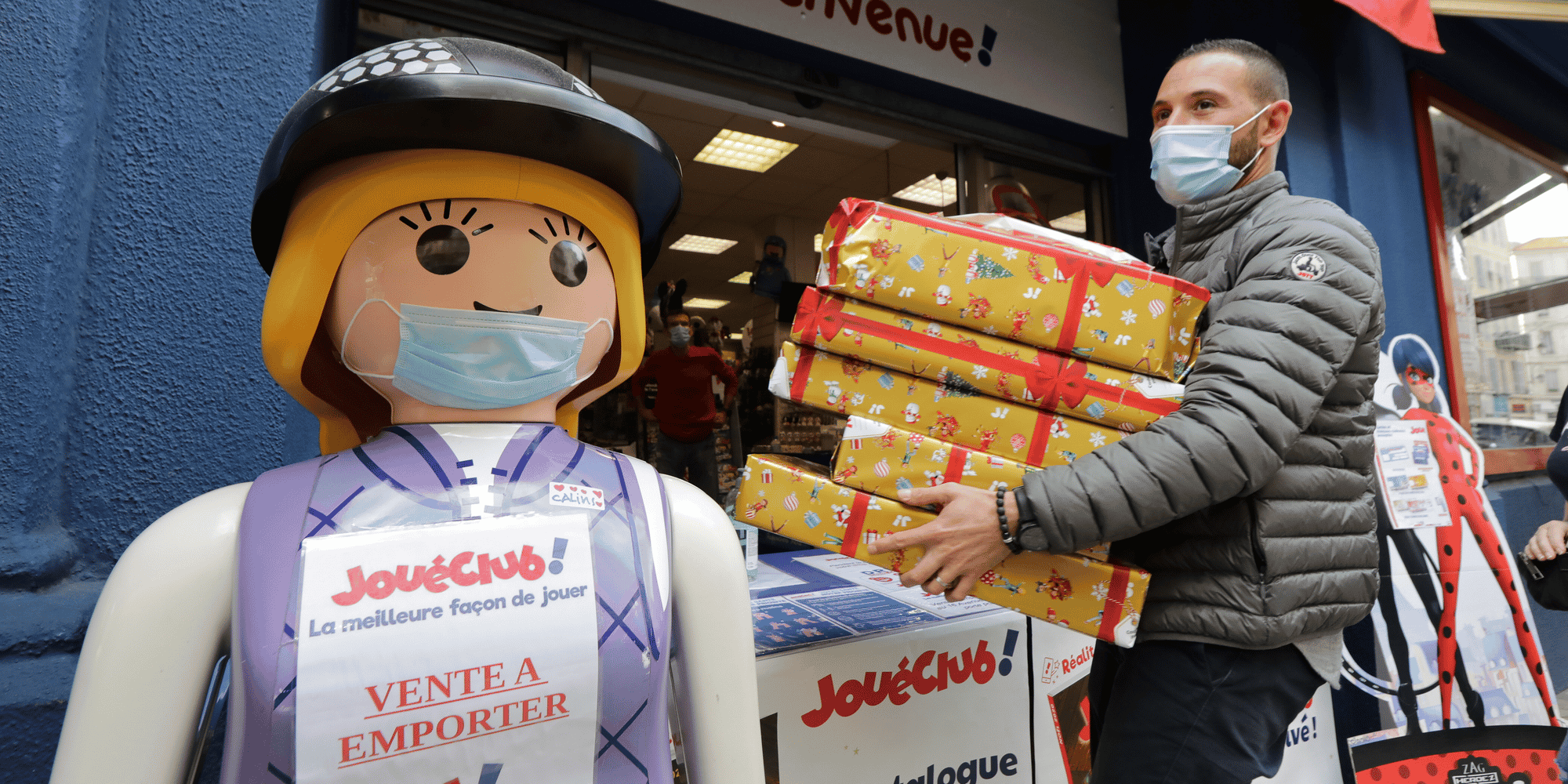 Coronavirus / Vente à emporter / Click and collect / Commerce non-essentiel : un homme récupère sa commande pour Noël grâce au click and collect mis en place par le magasin de jouets JoueClub à Nice