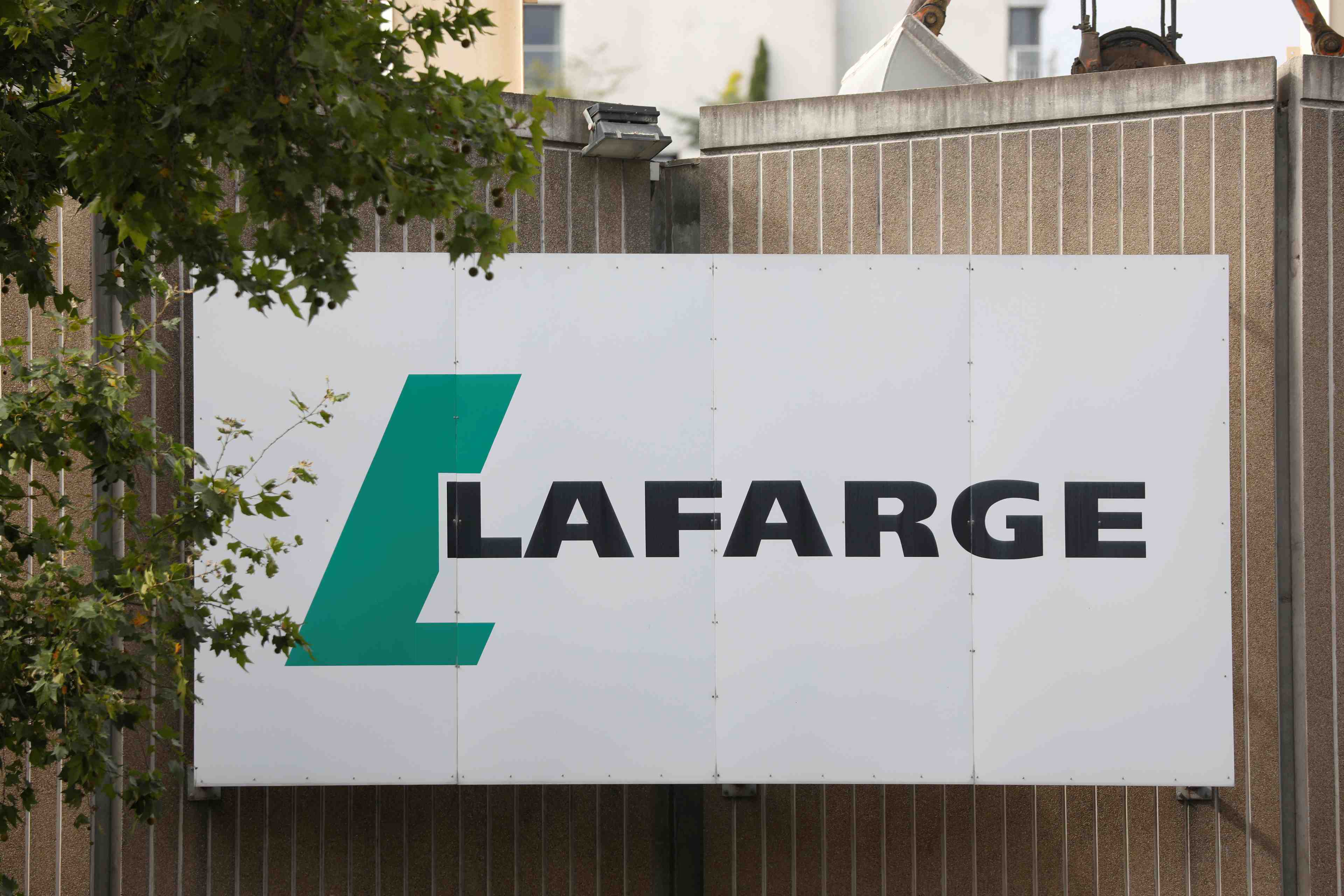 Environnement: extinction rebellion s'en prend a un site de lafargeholcim a paris