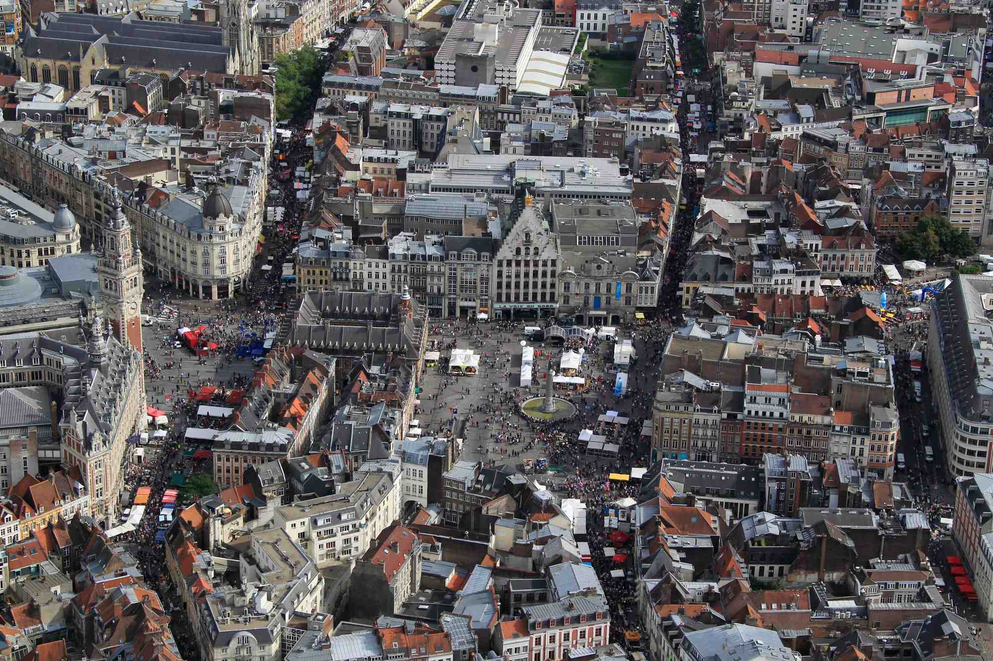 Une vue aerienne montre la grand place et les toits des immeubles d'habitation a lille