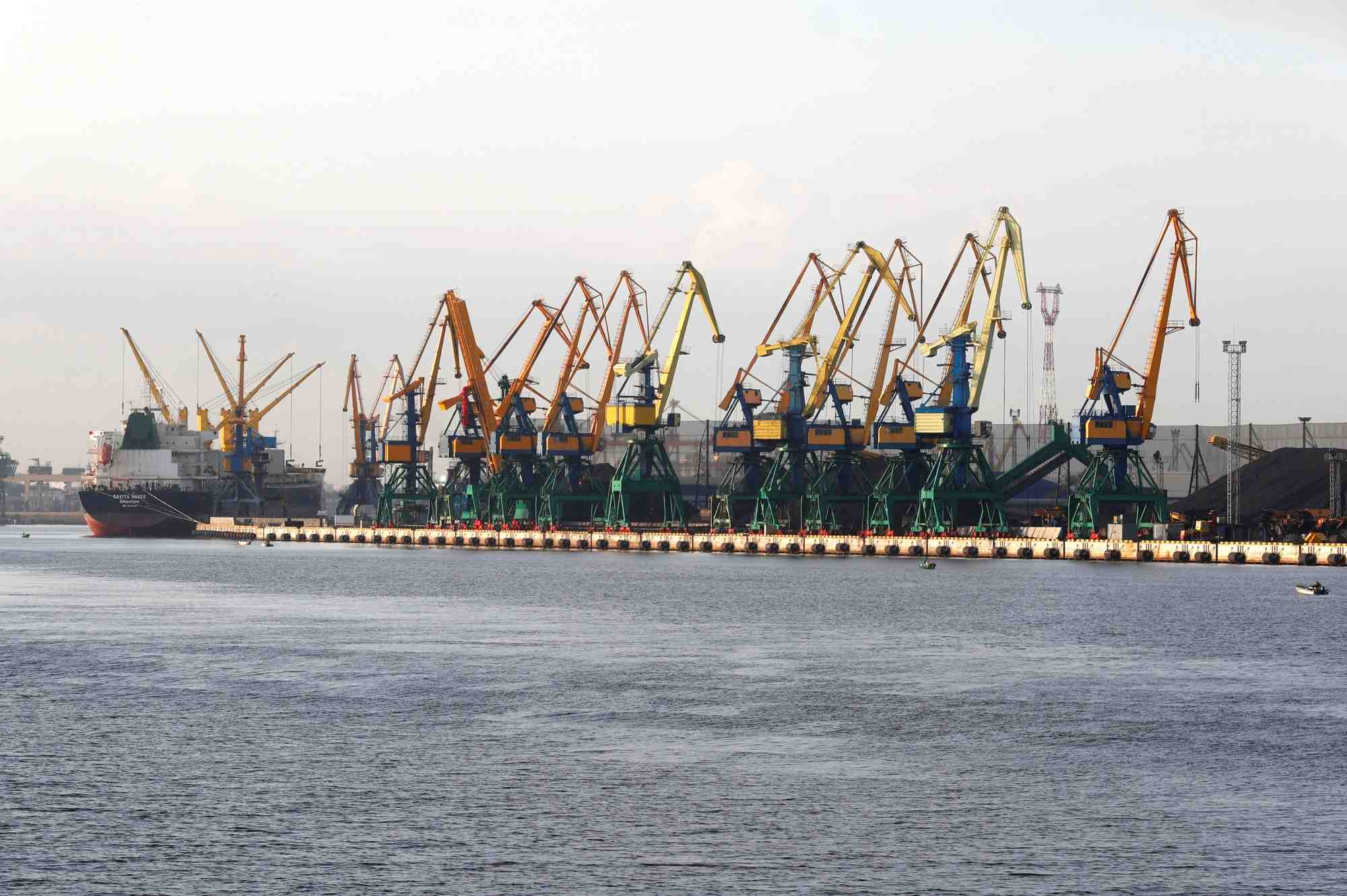 Un navire au port de riga, en lettonie