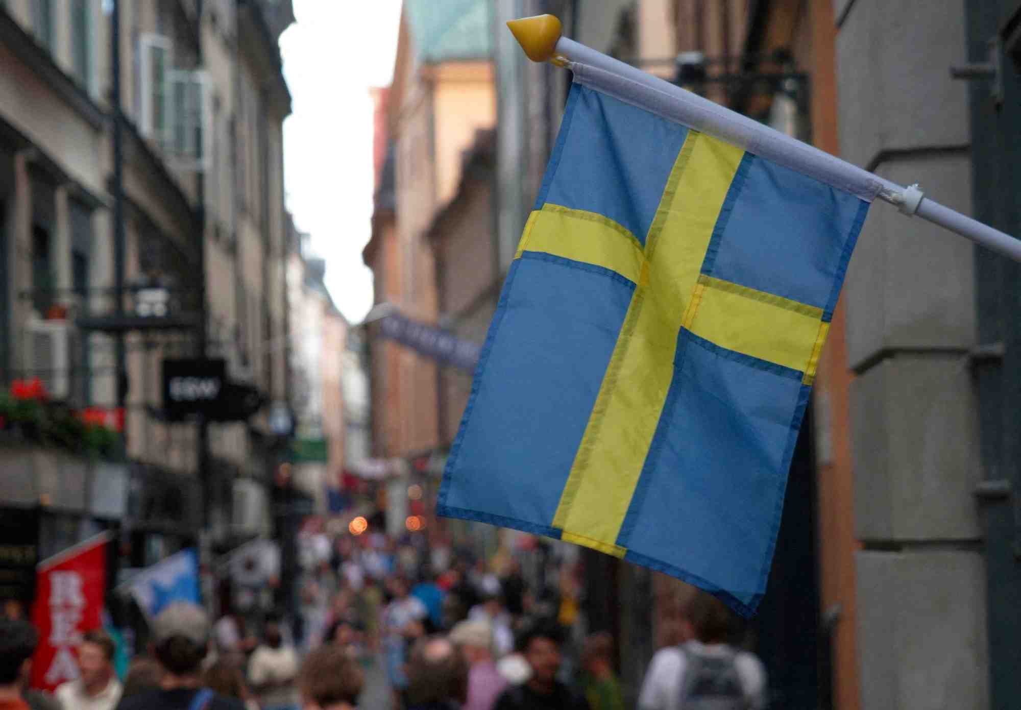Un drapeau suedois accroche dans une rue de stockholm