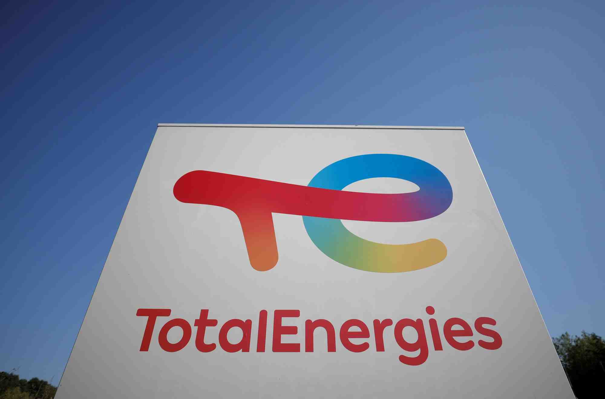 Le logo de totalenergies dans une station-service a treillieres