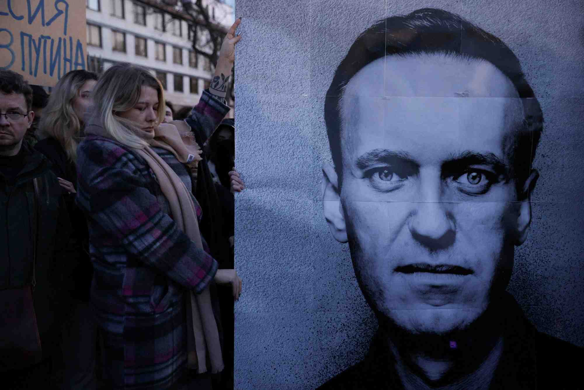 Des gens se rassemblent devant l'ambassade de russie a varsovie en pologne apres le deces d'alexei navalny